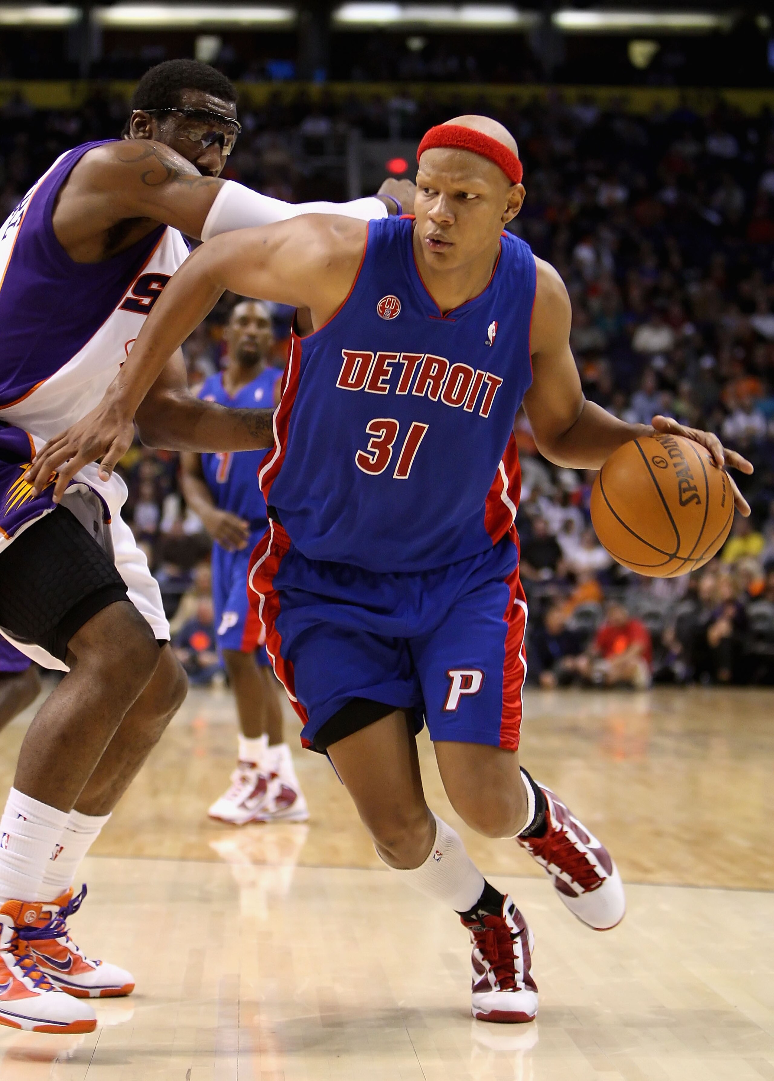 PHOENIX - NOVEMBER 22:  Charlie Villanueva #31 of the Detroit Pistons handles the ball under pressure from Amar'e Stoudemire #1 of the Phoenix Suns during the NBA game at US Airways Center on November 22, 2009 in Phoenix, Arizona. The Suns defeated the Pi