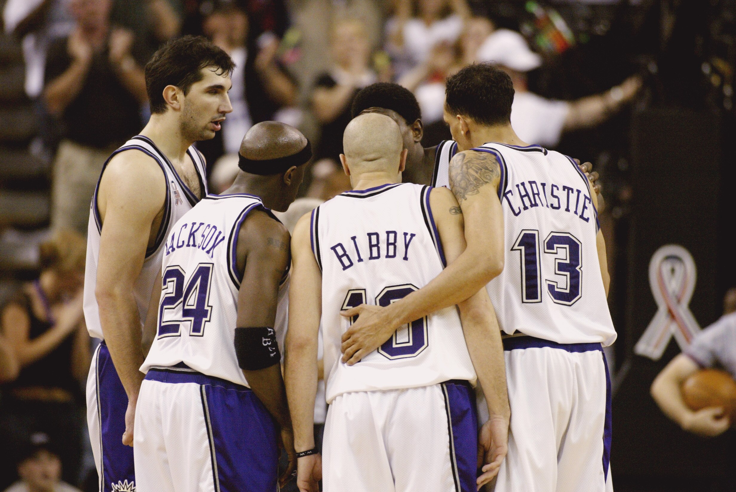 SACRAMENTO, CA - MAY 04:  Point guard Mike Bibby #10 of the Sacramento Kings huddles with his teammates in game 1 of the 2002 NBA Western Conference semifinals against the Dallas Mavericks at ARCO arena in Sacramento, California on May 04, 2002.  The King