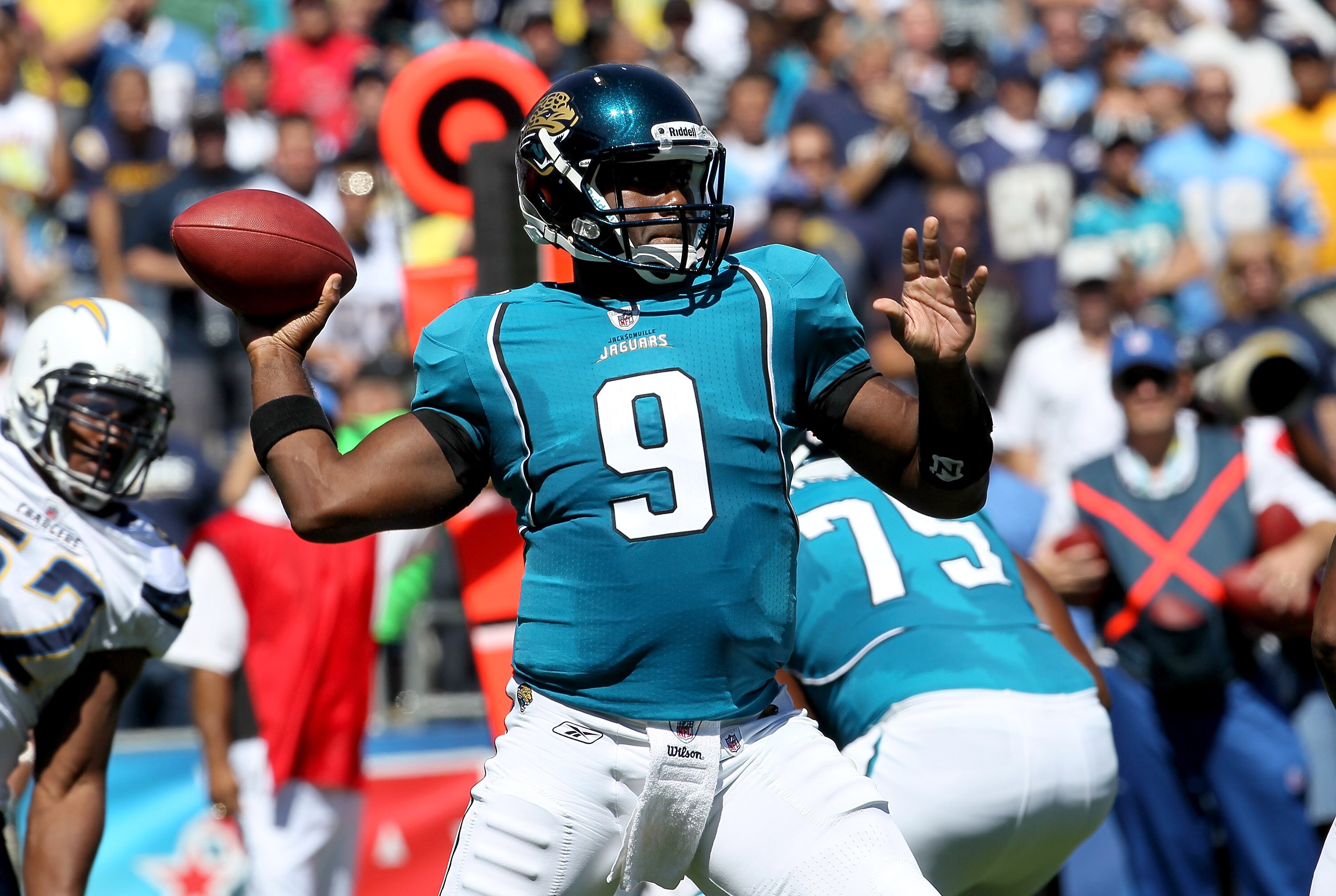 SAN DIEGO - SEPTEMBER 19: Qjuarterback David Garrard #9 of the Jacksonville Jaguars throws a pass against the San Diego Chargers at Qualcomm Stadium on September 19, 2010 in San Diego, California. (Photo by Stephen Dunn/Getty Images)