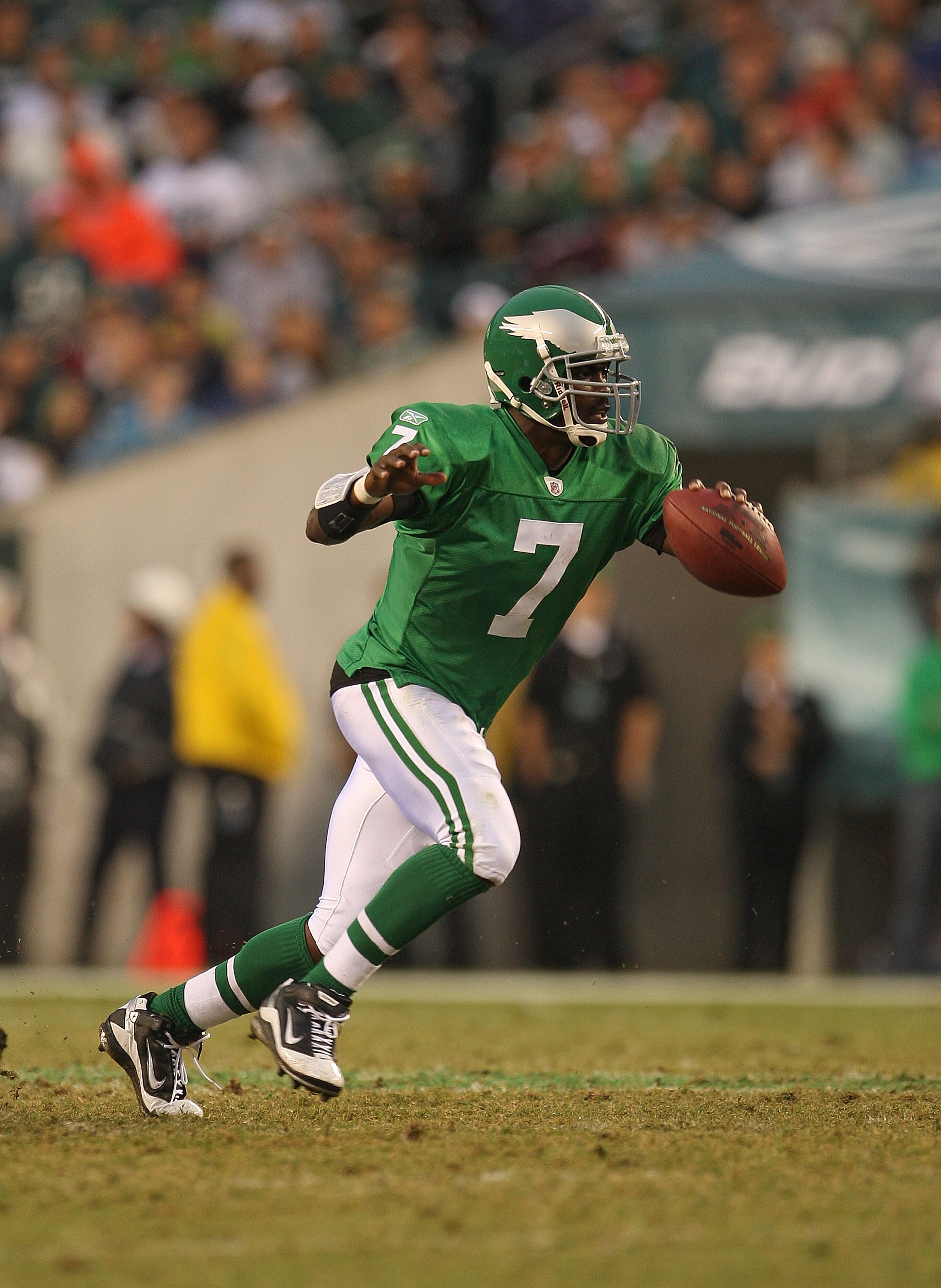 PHILADELPHIA - SEPTEMBER 12: Michael Vick #7 of the Philadelphia Eagles rushes during a game against the Green Bay Packers at Lincoln Financial Field on September 12, 2010 in Philadelphia, Pennsylvania. (Photo by Mike Ehrmann/Getty Images) PHILADELPHIA - SEPTEMBER 12: Michael Vick #7 of the Philadelphia Eagles rushes during a game against the Green Bay Packers at Lincoln Financial Field on September 12, 2010 in Philadelphia, Pennsylvania. (Photo by Mike Ehrmann/Getty Images)