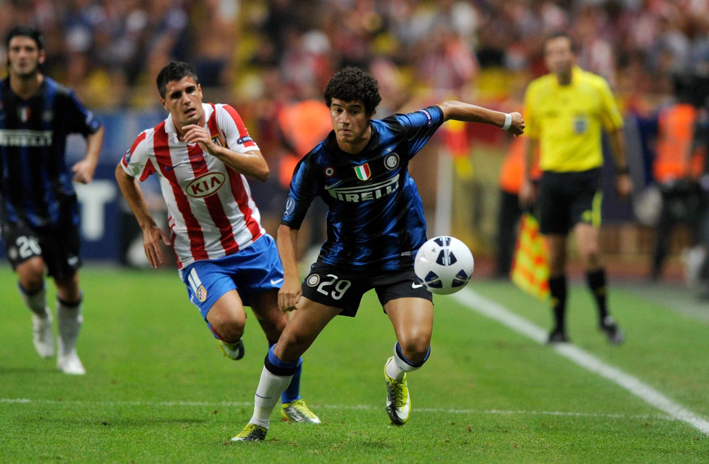 MONACO - AUGUST 27:  Coutinho of Inter Milan (R) in action during the UEFA Super Cup between Inter and Atletico Madrid at Louis II Stadium on August 27, 2010 in Monaco, Monaco.  (Photo by Claudio Villa/Getty Images)