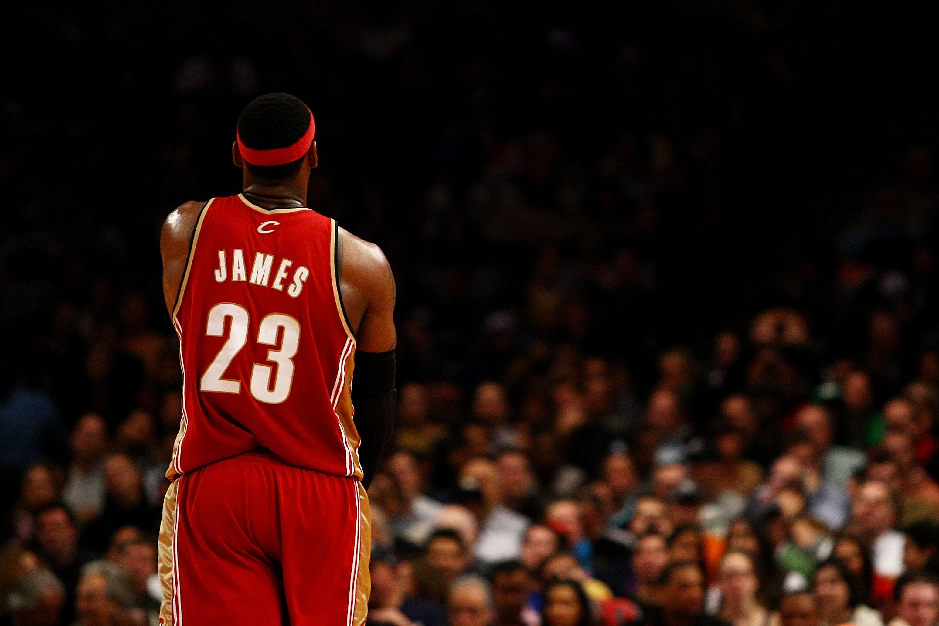 NEW YORK - NOVEMBER 06:  LeBron James #23 of the Cleveland Cavaliers walks back down court after scoring a basket against the New York Knicks at Madison Square Garden November 6, 2009 in New York City. NOTE TO USER: User expressly acknowledges and agrees 