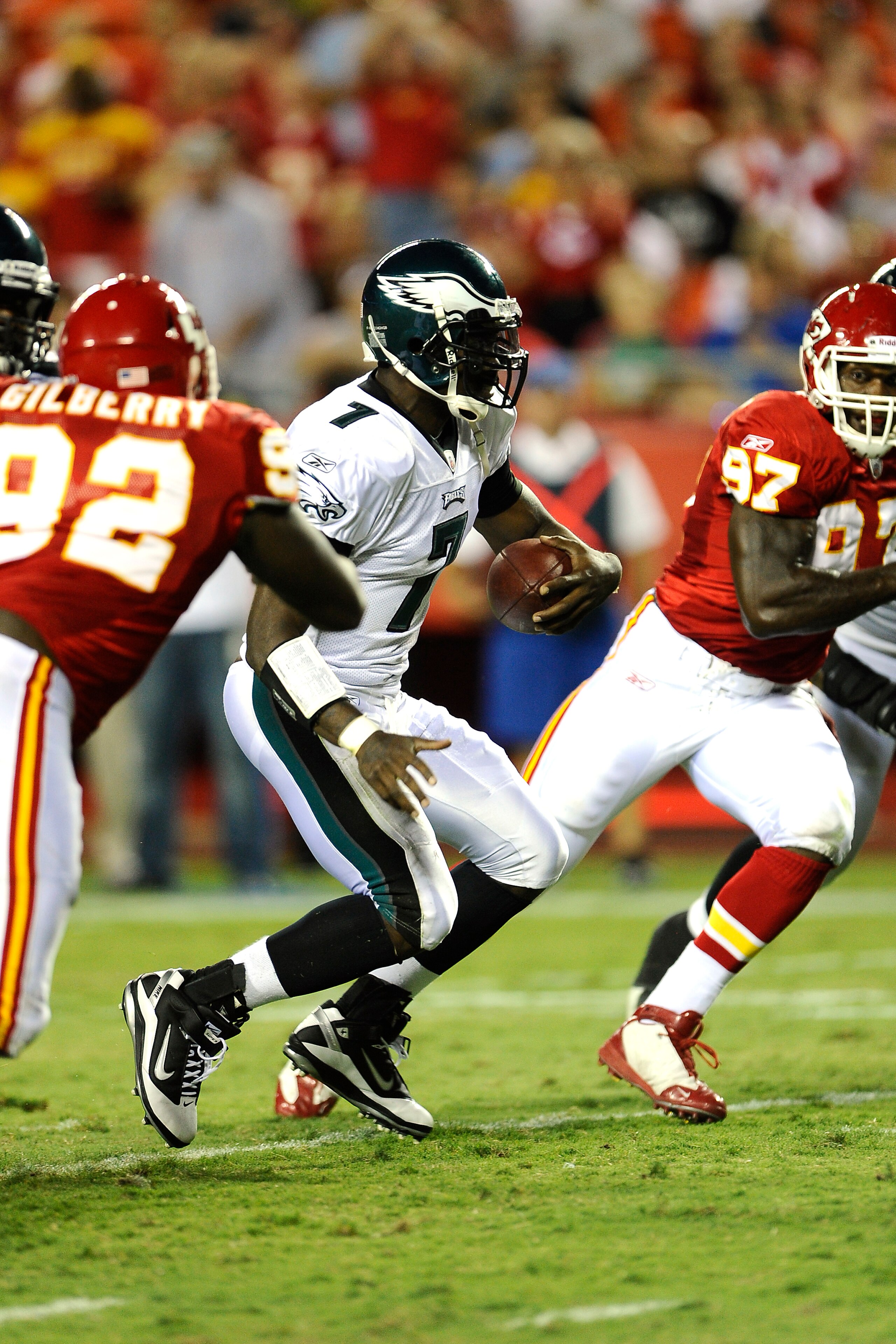 KANSAS CITY, MO - AUGUST 27: Michael Vick #7 of the Philadelphia Eagles runs for yardage against the Kansas City Chiefs during a preseason game at Arrowhead Stadium on August 27, 2010 in Kansas City, Missouri.  (Photo by G. Newman Lowrance/Getty Images)
