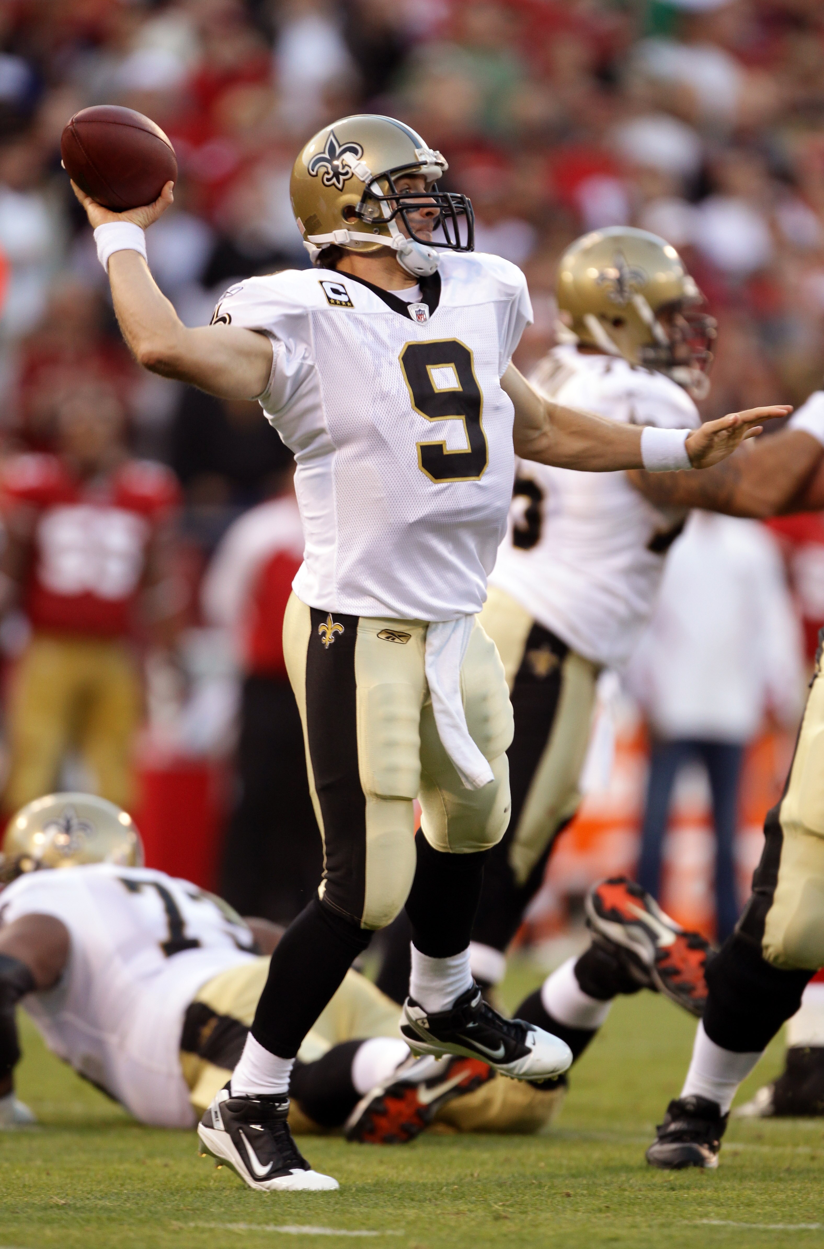 SAN FRANCISCO - SEPTEMBER 20:  Drew Brees #9 of the New Orleans Saints in action against the San Francisco 49ers at Candlestick Park on September 20, 2010 in San Francisco, California.  (Photo by Ezra Shaw/Getty Images)