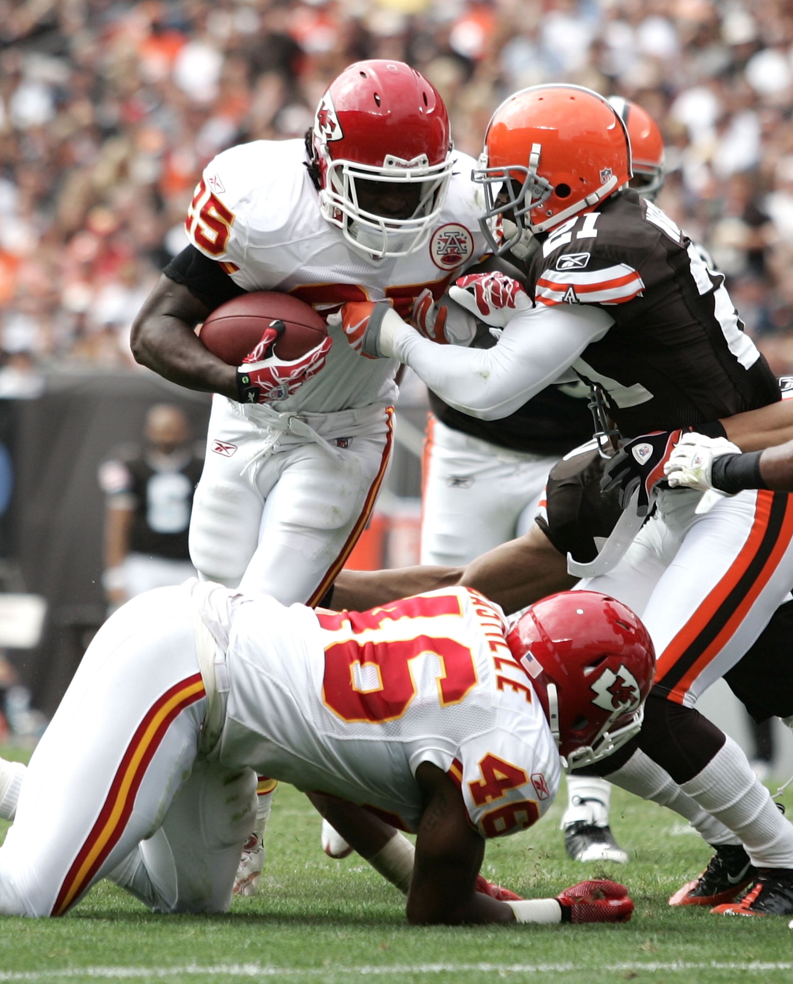 CLEVELAND - SEPTEMBER 19:  Running back Jamaal Charles #25 of the Kansas City Chiefs runs by defensive back Eric Wright #21 of the Cleveland Browns at Cleveland Browns Stadium on September 19, 2010 in Cleveland, Ohio.  (Photo by Matt Sullivan/Getty Images
