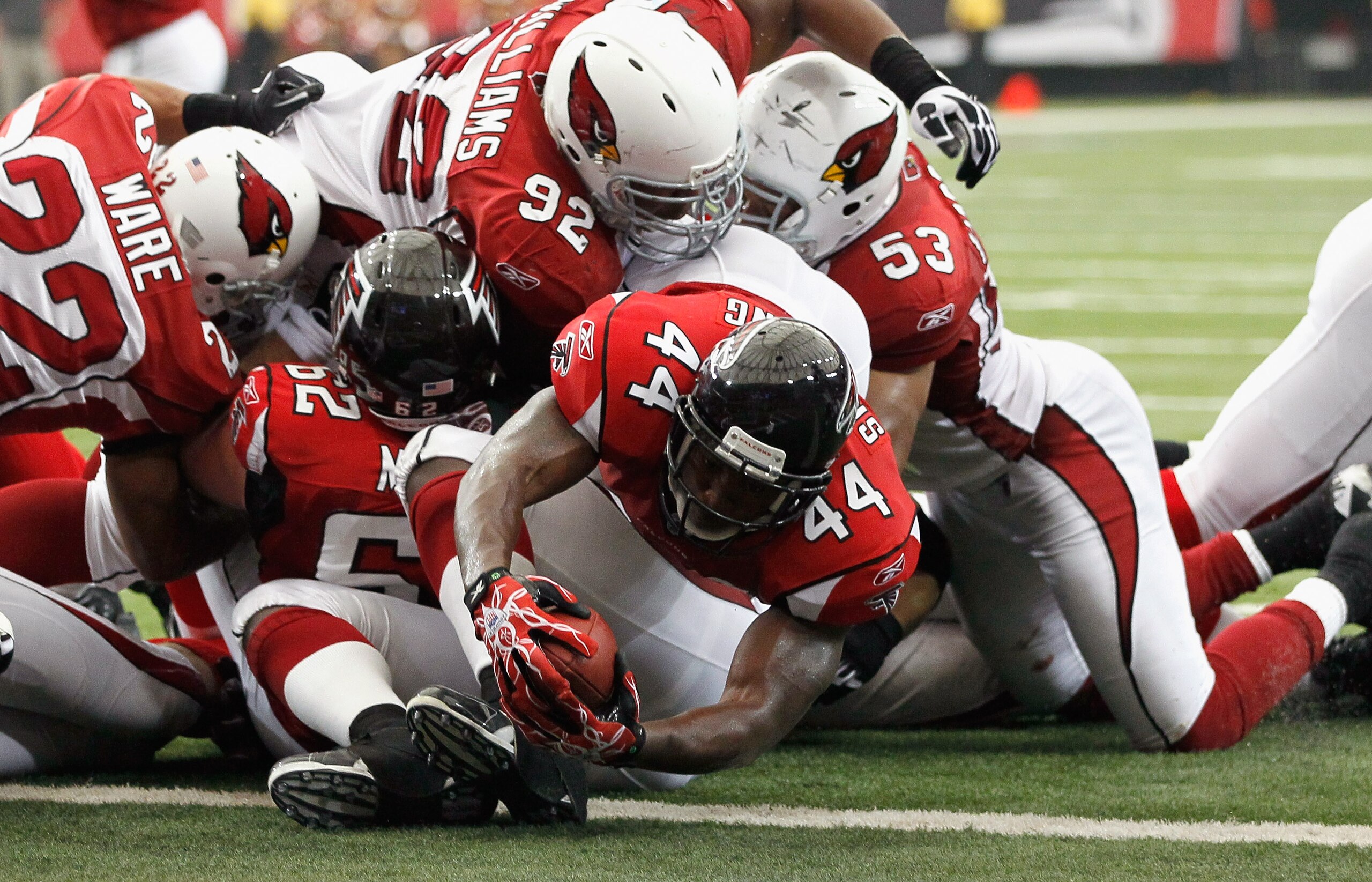 ATLANTA - SEPTEMBER 19:  Jason Snelling #44 of the Atlanta Falcons dives over for a touchdown against the Arizona Cardinals at Georgia Dome on September 19, 2010 in Atlanta, Georgia.  (Photo by Kevin C. Cox/Getty Images)