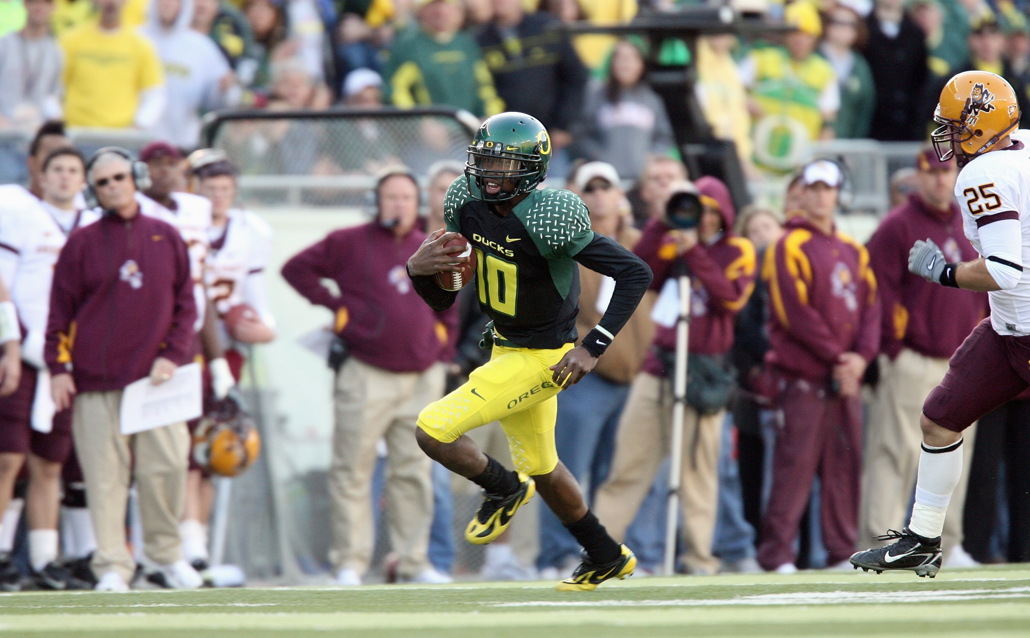 EUGENE, OR - NOVEMBER 03: Dennis Dixon #10 of the Oregon Ducks runs the ball during the game against the Arizona State Sun Devils at Autzen Stadium on November 3, 2007 in Eugene, Oregon. The Ducks defeated the Sun Devils 35-23. (Photo by Otto Greule Jr/Ge