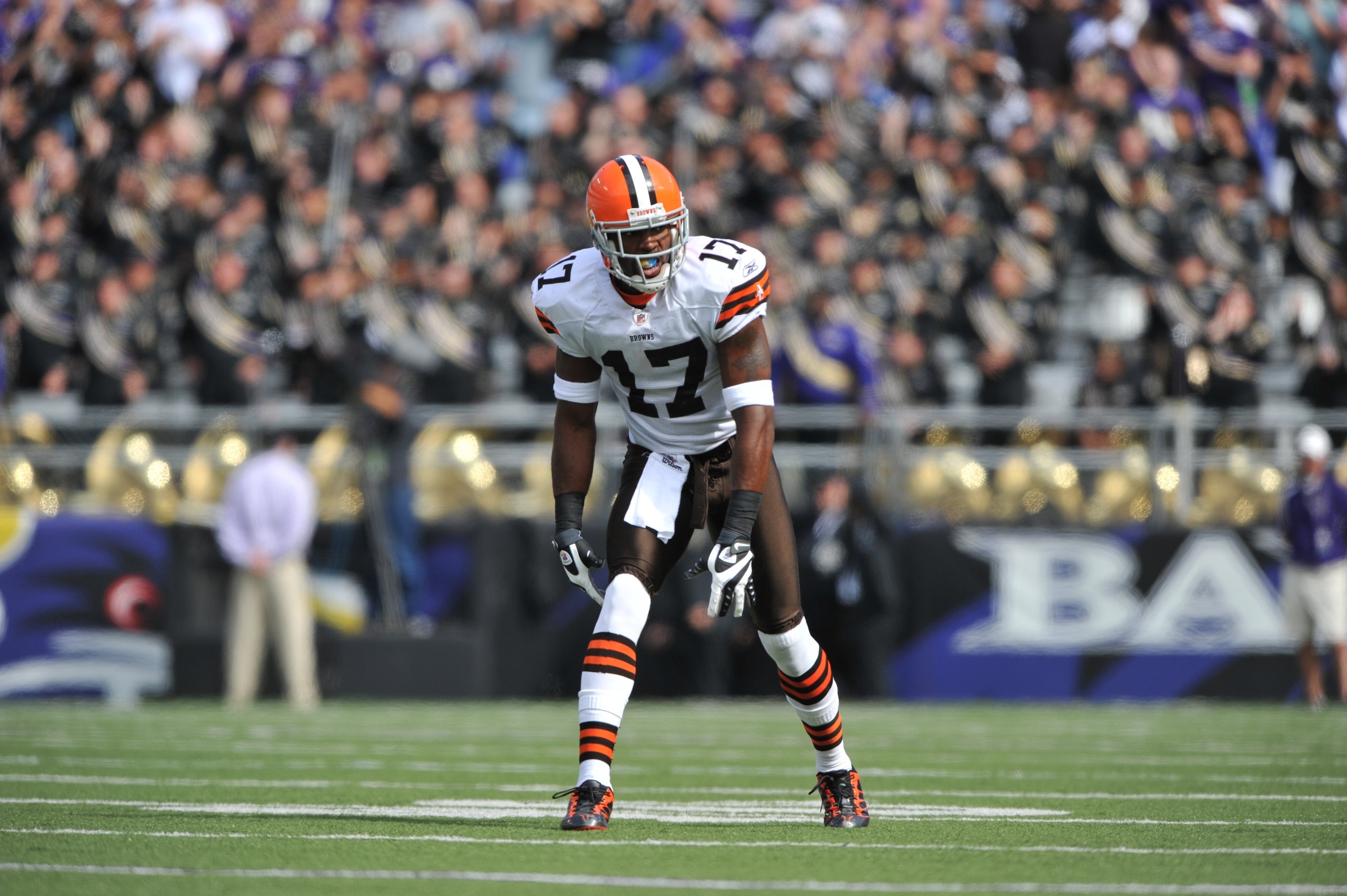 BALTIMORE - SEPTEMBER 27: Braylon Edwards #17 of the Cleveland Browns prepares to run downfield against the Baltimore Ravens at M&T Bank Stadium on September 27, 2009 in Baltimore, Maryland. The Ravens defeated the Browns 34-3. (Photo by Larry French/Get BALTIMORE - SEPTEMBER 27: Braylon Edwards #17 of the Cleveland Browns prepares to run downfield against the Baltimore Ravens at M&T Bank Stadium on September 27, 2009 in Baltimore, Maryland. The Ravens defeated the Browns 34-3. (Photo by Larry French/Get