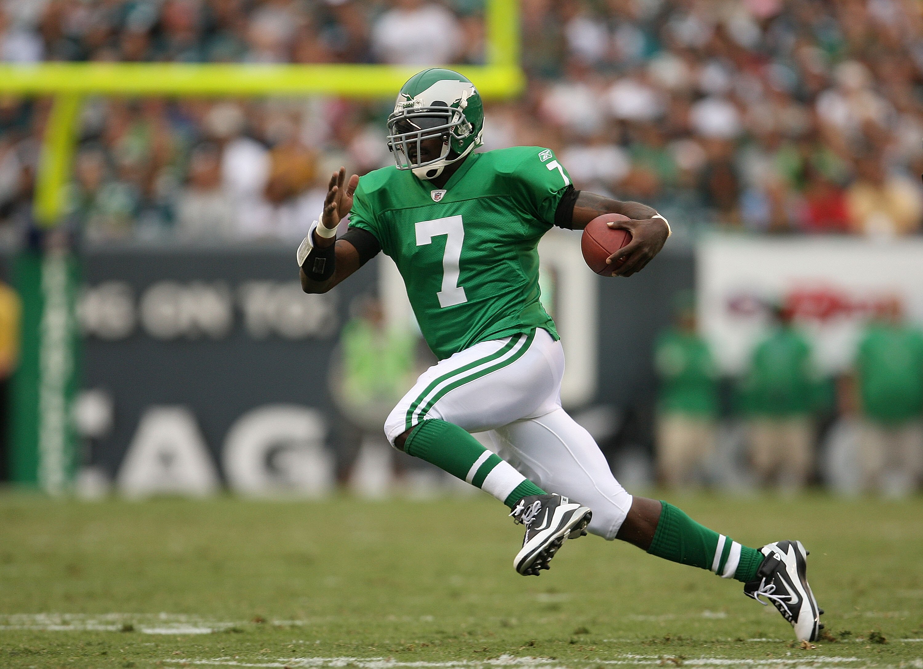 PHILADELPHIA - SEPTEMBER 12:  Michael Vick #7 of the Philadelphia Eagles rushes during a game against the Green Bay Packers at Lincoln Financial Field on September 12, 2010 in Philadelphia, Pennsylvania.  (Photo by Mike Ehrmann/Getty Images)