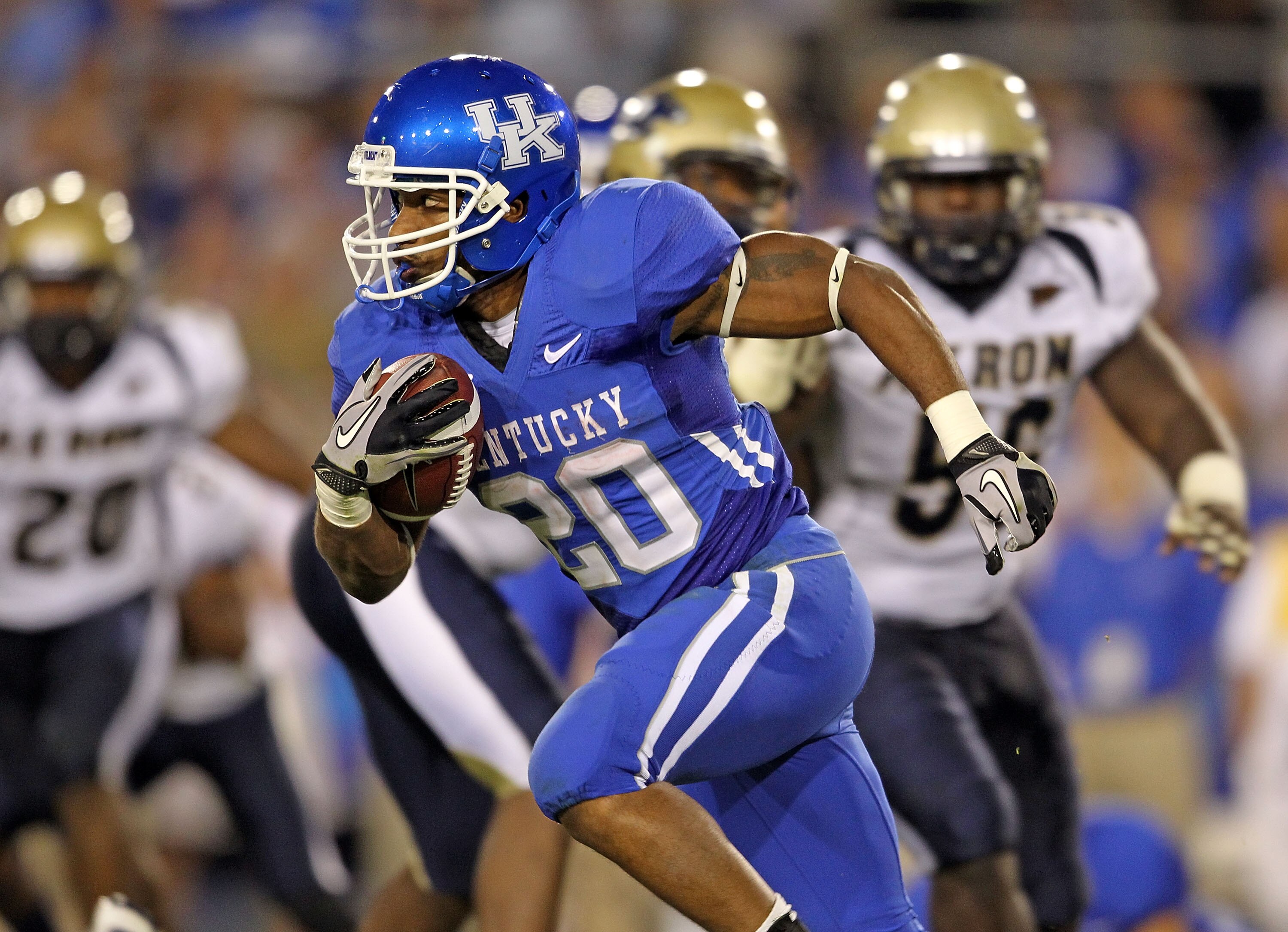 LEXINGTON, KY - SEPTEMBER 18:  Derrick Locke #20 of the Kentucky Wildcats runs with the ball during the game against the Akron Zips at Commonwealth Stadium on September 18, 2010 in Lexington, Kentucky.  (Photo by Andy Lyons/Getty Images)