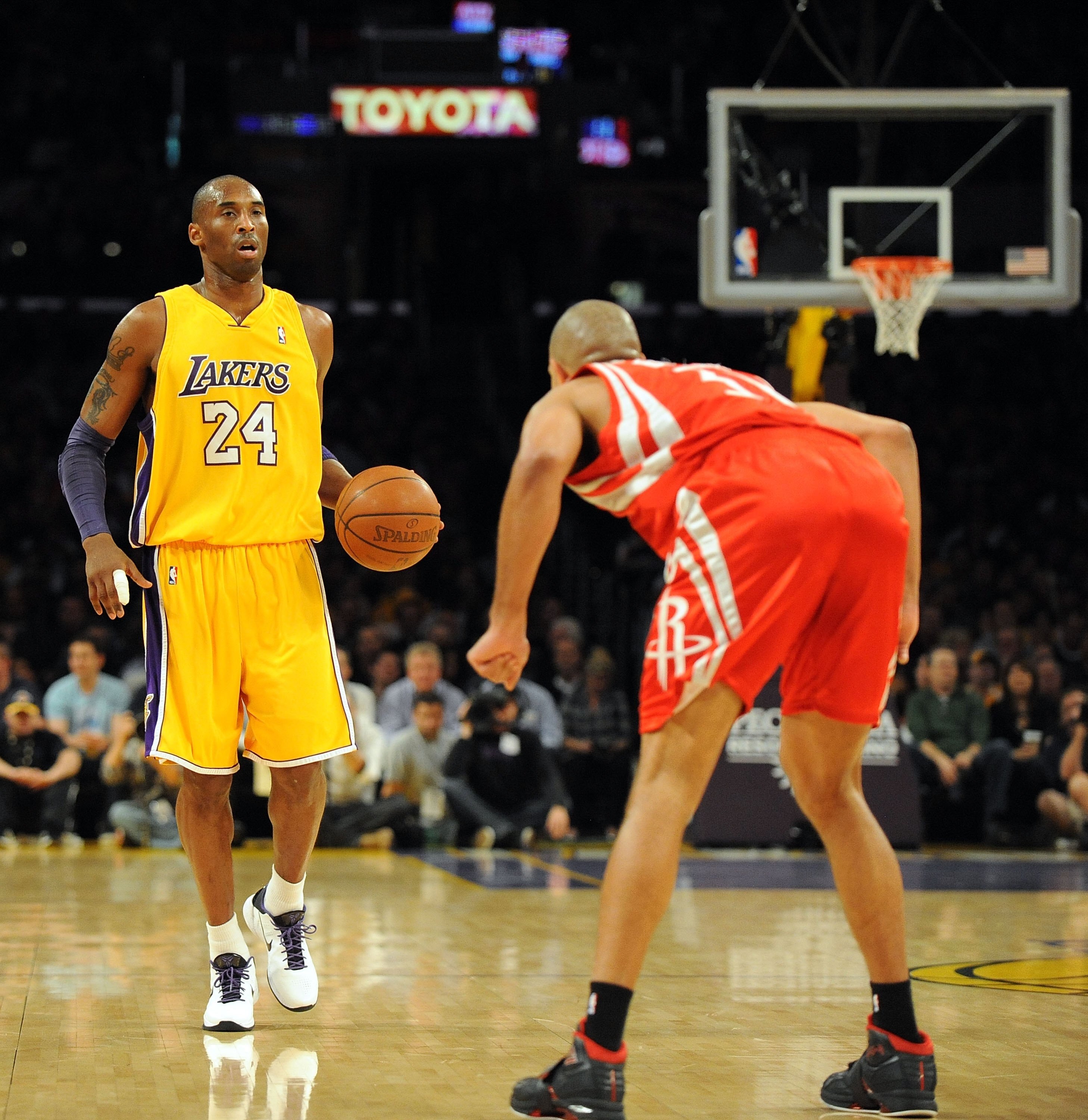 LOS ANGELES, CA - JANUARY 05:  Kobe Bryant #24 of the Los Angeles Lakers is guarded by Shane Battier #31 of the Houston Rockets at Staples Center on January 5, 2010 in Los Angeles, California.  NOTE TO USER: User expressly acknowledges and agrees that, by
