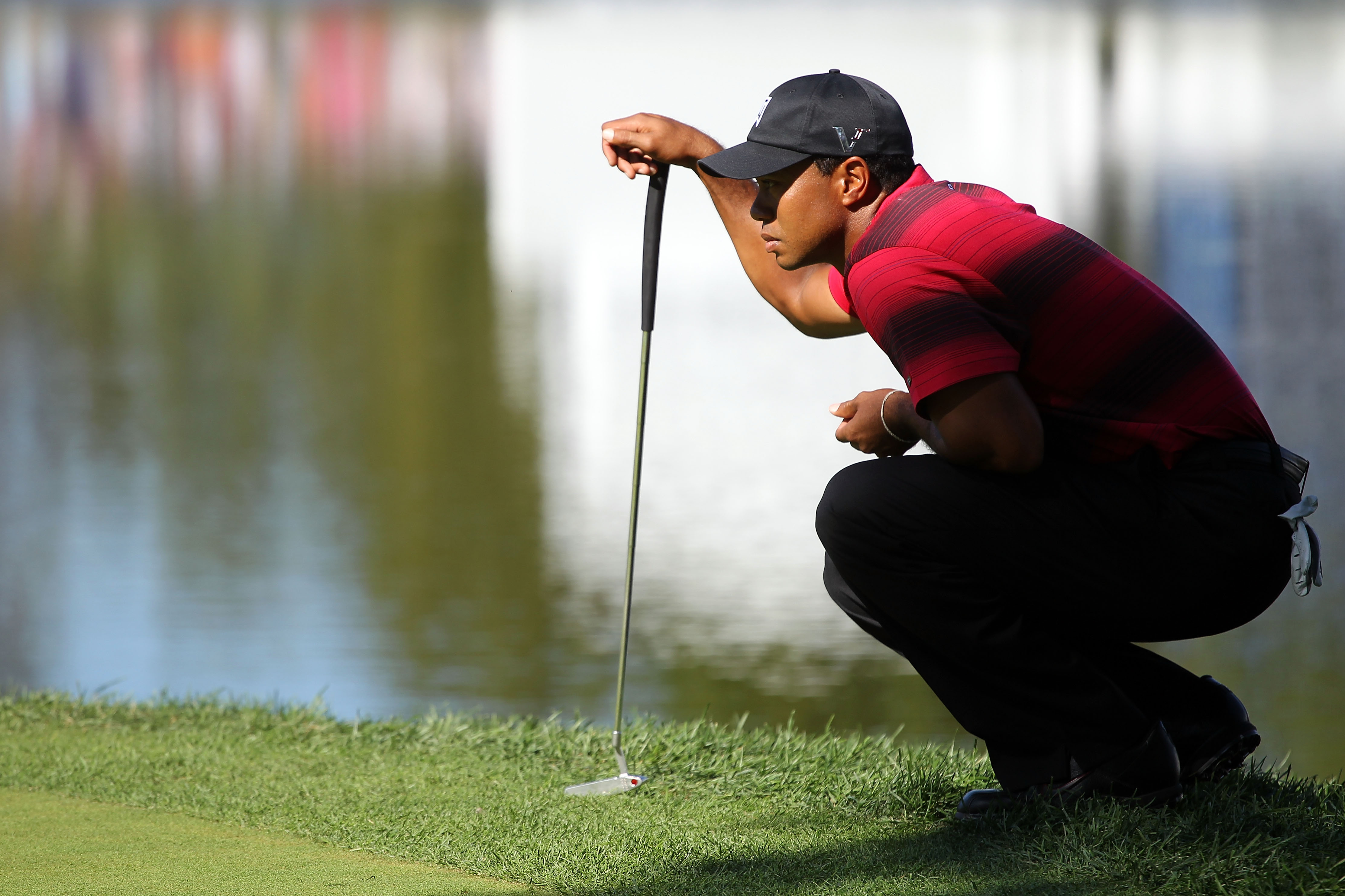 LEMONT, IL - SEPTEMBER 12:  Tiger Woods lines up a putt on the 18th green during the final round of the BMW Championship at Cog Hill Golf & Country Club on September 12, 2010 in Lemont, Illinois.  (Photo by Jamie Squire/Getty Images)
