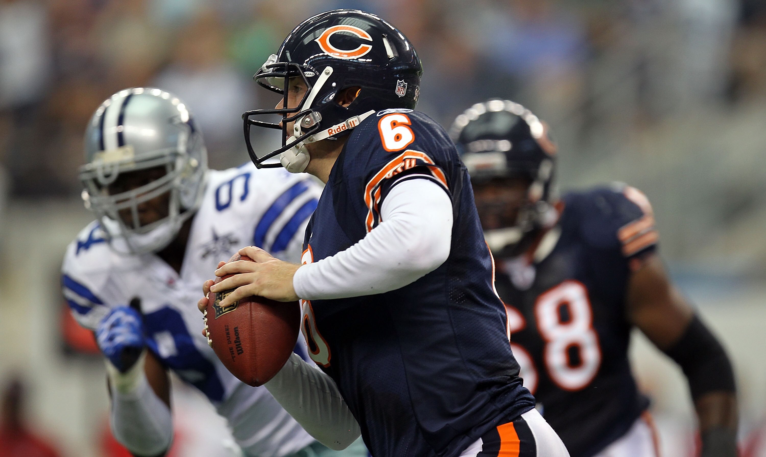 ARLINGTON, TX - SEPTEMBER 19:  Quarterback Jay Cutler #6 of the Chicago Bears looks to pass against the Dallas Cowboys at Cowboys Stadium on September 19, 2010 in Arlington, Texas.  (Photo by Ronald Martinez/Getty Images)