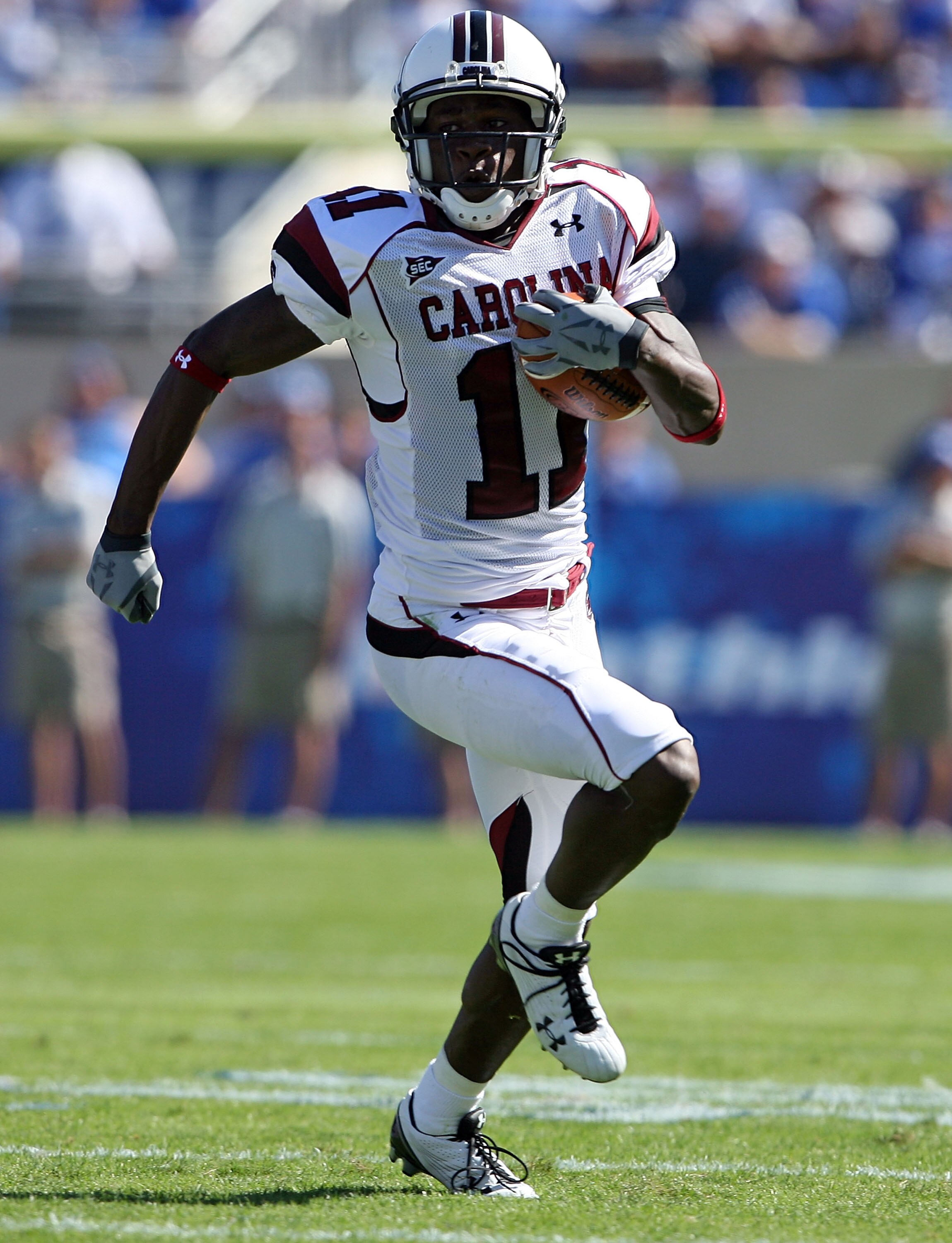 LEXINGTON, KY - OCTOBER 11:  Kenny McKinley #11 of  the South Carolina Gamecocks runs with the ball against the Kentucky Widcats during the game at Commonwealth Stadium on October 11, 2008 in Lexington, Kentucky.  (Photo by Andy Lyons/Getty Images)