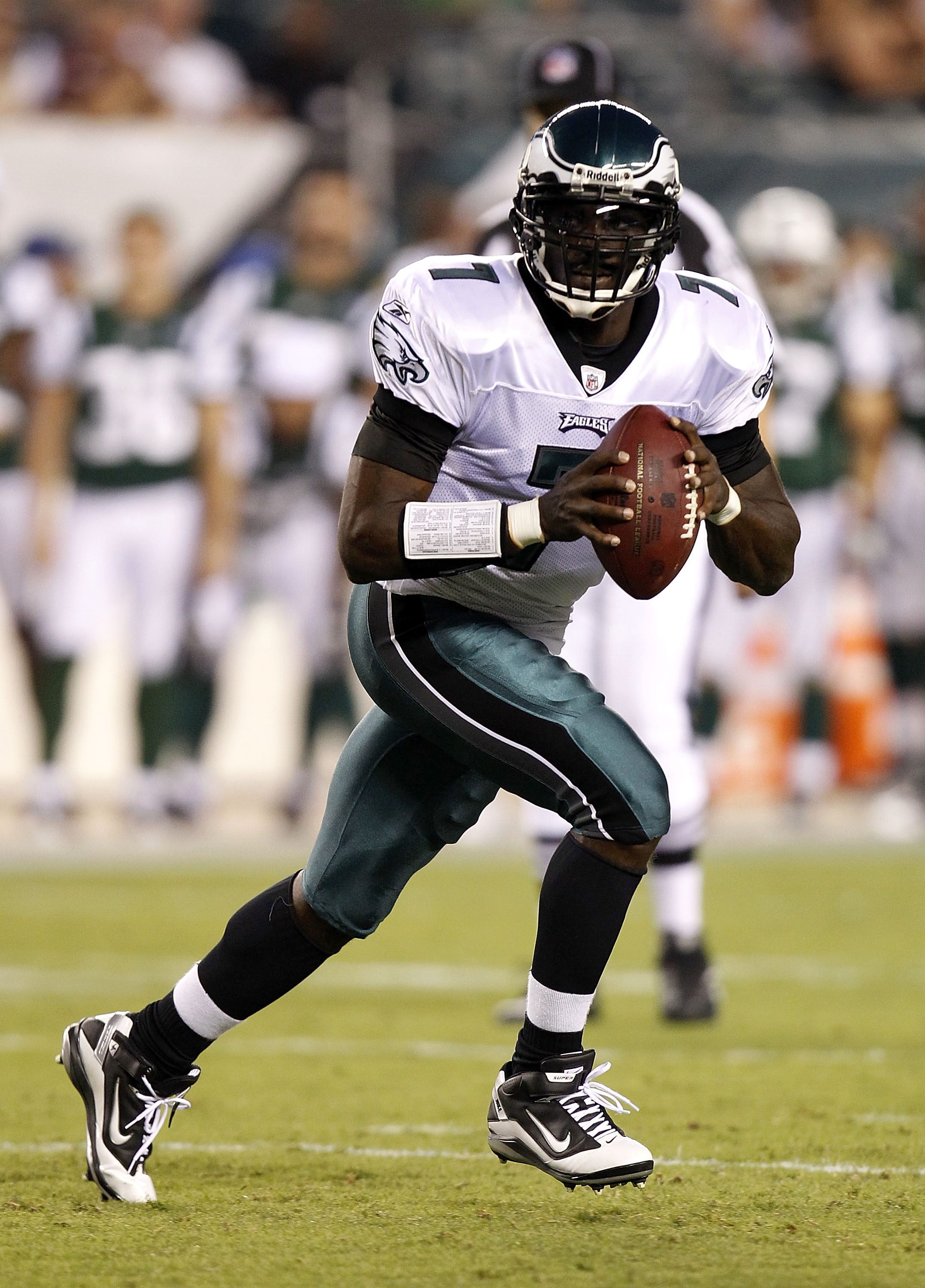 PHILADELPHIA - SEPTEMBER 02: Michael Vick #7 of the Philadelphia Eagles drops back to pass during a preseason game against the New York Jets at Lincoln Financial Field on September 2, 2010 in Philadelphia, Pennsylvania. (Photo by Jeff Zelevansky/Getty Ima
