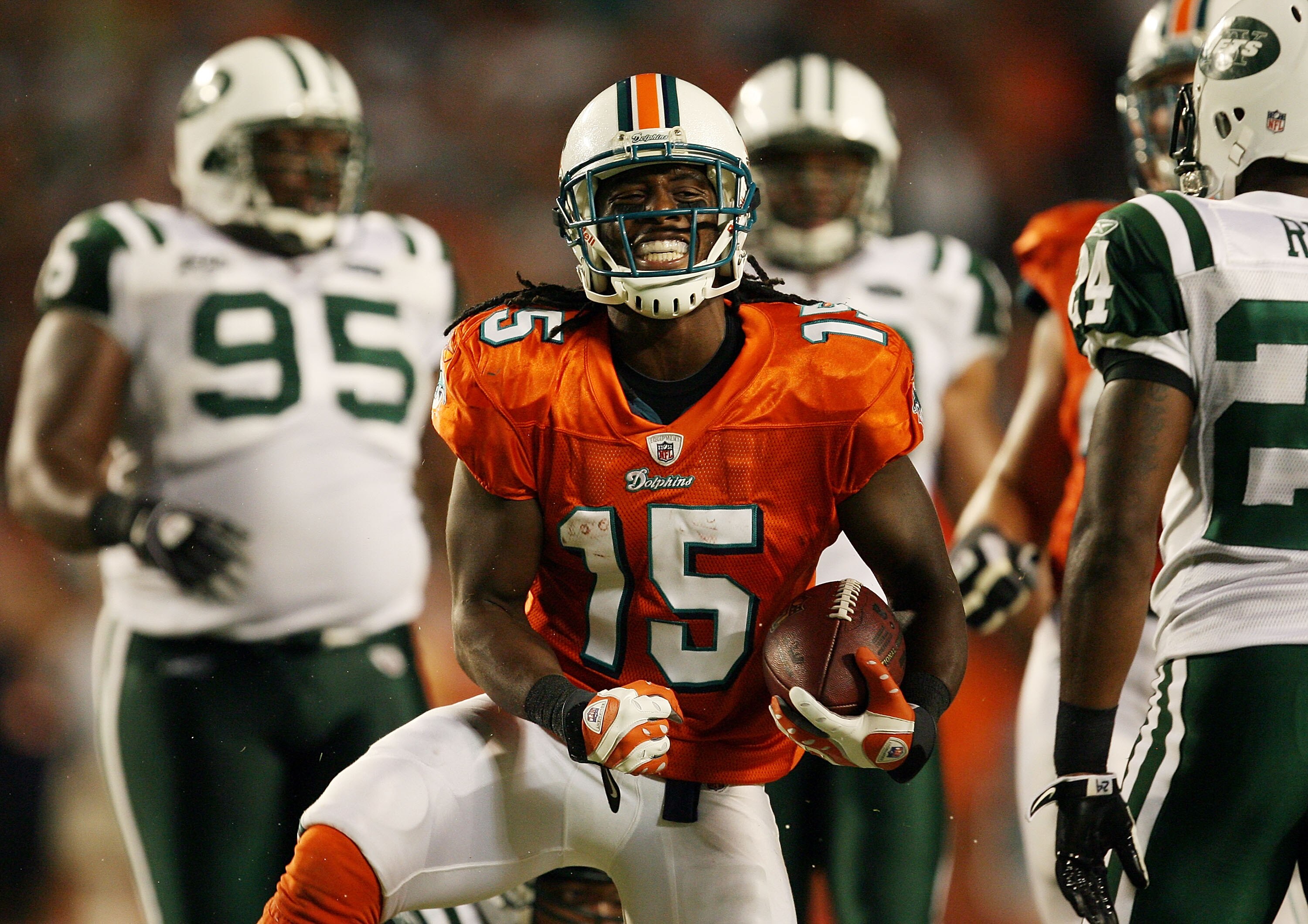 MIAMI - OCTOBER 12:  Wide receiver Davone Bess #15 of the Miami Dolphins celebrates after making a catch against the New York Jets at Land Shark Stadium on October 12, 2009 in Miami, Florida. The Dolphins defeated the Jets 31-27.  (Photo by Doug Benc/Gett
