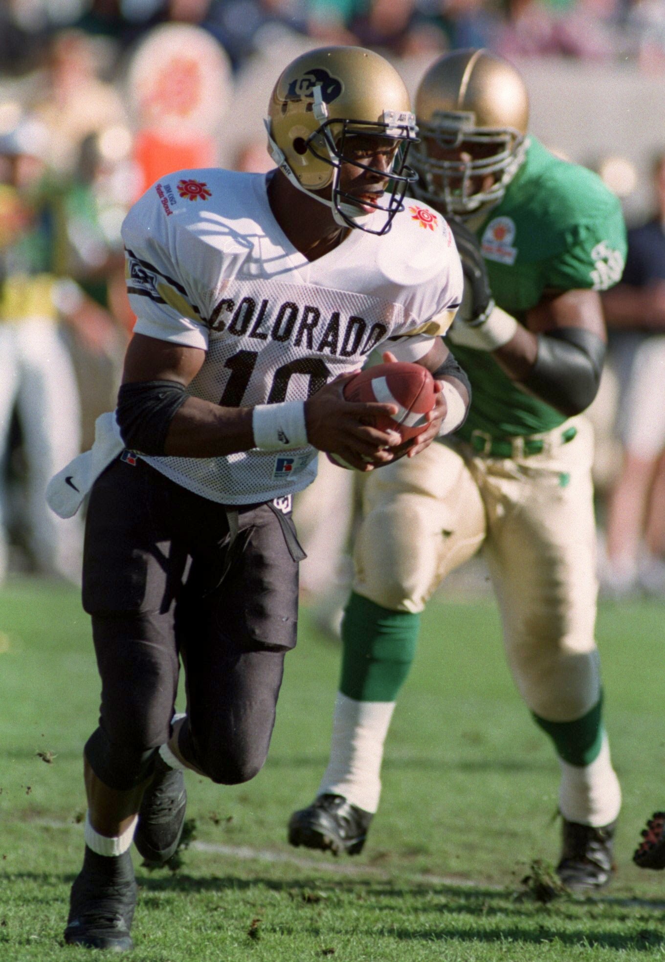 2 JAN 1995:  COLORADO QUARTERBACK KORDELL STEWART, #10, SCRAMBLES AWAY FROM THE NOTRE DAME DEFENSE DURING THE FIRST QUARTER IN THE FIESTA BOWL AT SUN DEVIL STADIUM IN TEMPE, ARIZONA.   Mandatory Credit: Otto Greule/ALLSPORT