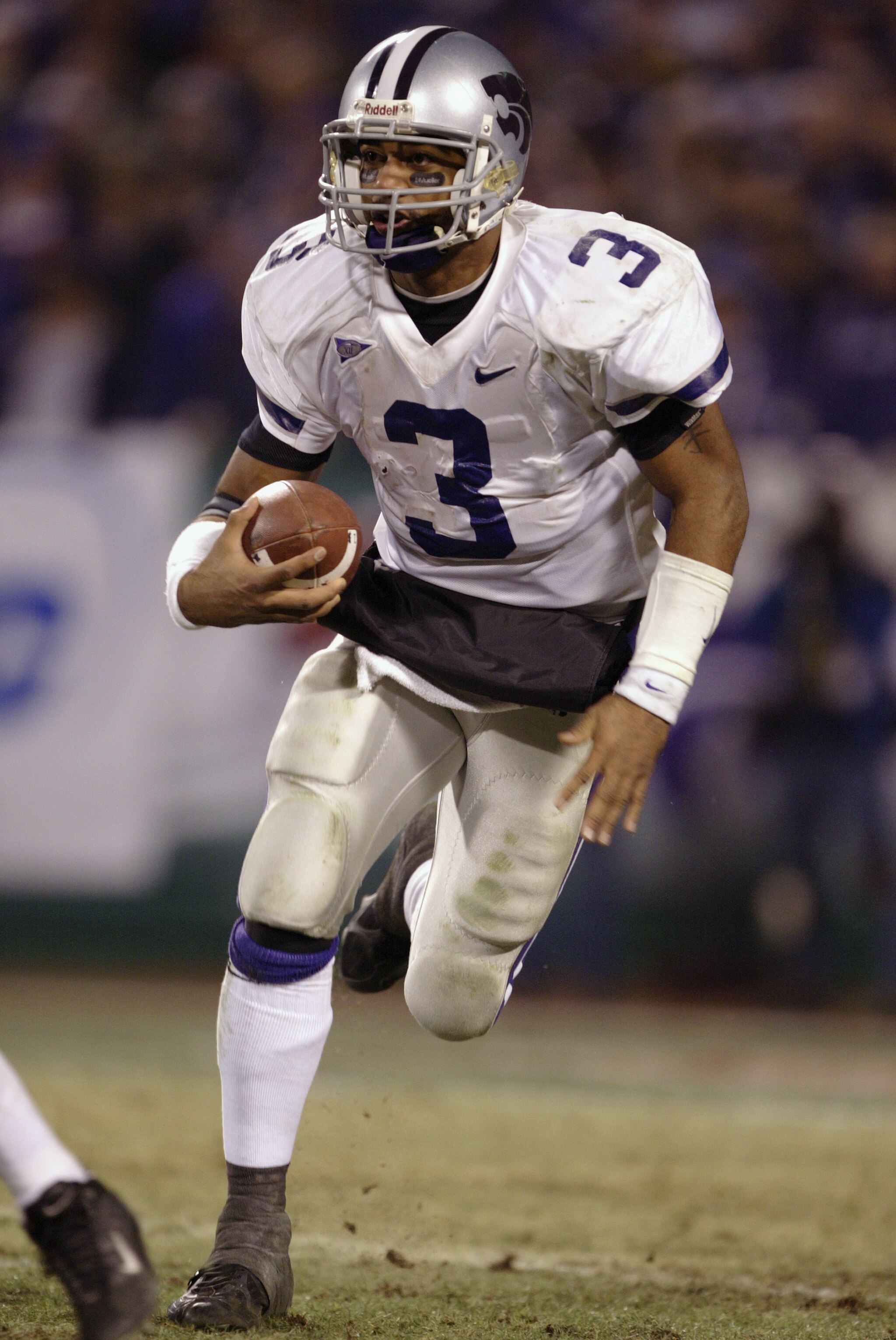 KANSAS CITY, MO - DECEMBER 6:  Quarterback Ell Roberson #3 of the Kansas State Wildcats runs the football against the Oklahoma Sooners in the Dr. Pepper Big 12 Championship on December 6, 2003 at Arrowhead Stadium in Kansas City, Missouri.  Kansas State d