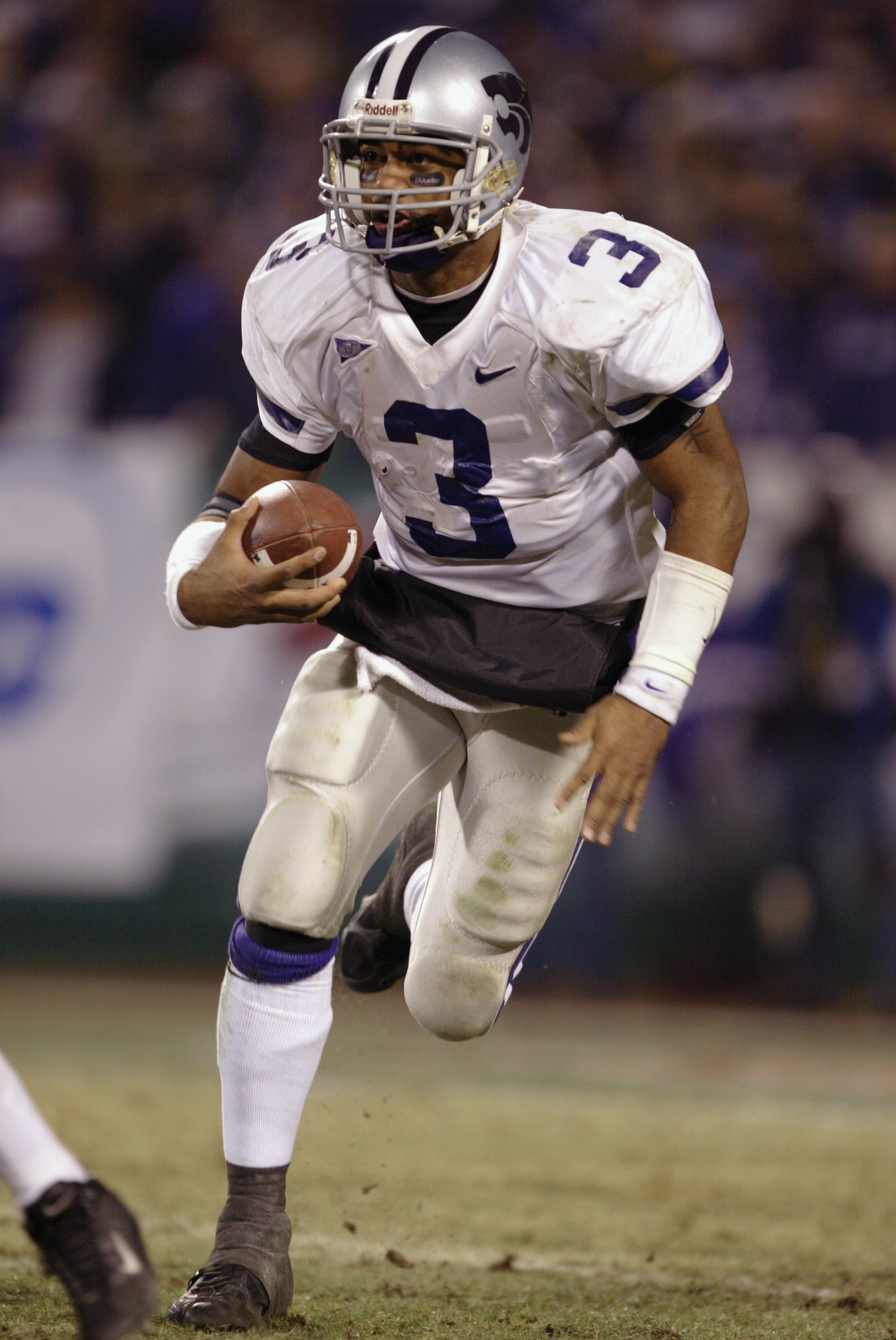 KANSAS CITY, MO - DECEMBER 6:  Quarterback Ell Roberson #3 of the Kansas State Wildcats runs the football against the Oklahoma Sooners in the Dr. Pepper Big 12 Championship on December 6, 2003 at Arrowhead Stadium in Kansas City, Missouri.  Kansas State d