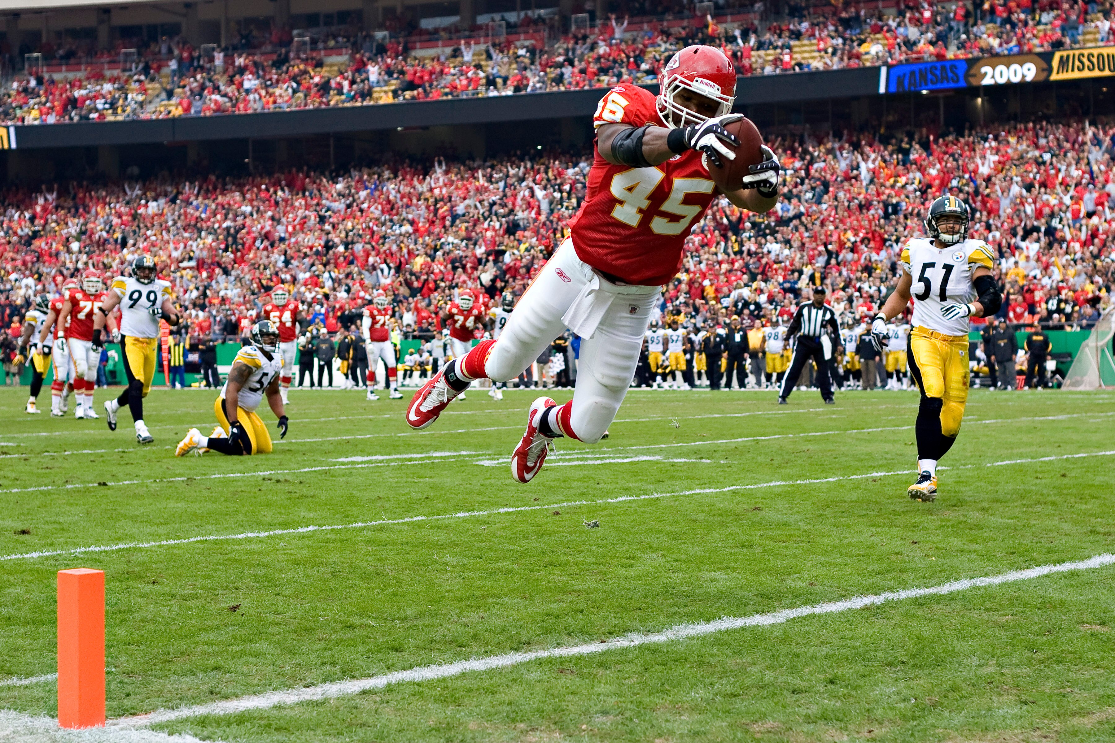 KANSAS CITY, MO - NOVEMBER 22: TIght end Leonard Pope #45 of the Kansas City Chiefs dives into the end zone for a touchdown against the Pittsburgh Steelers at Arrowhead Stadium on November 22, 2009 in Kansas City, Missouri.  The Chiefs defeated the Steele