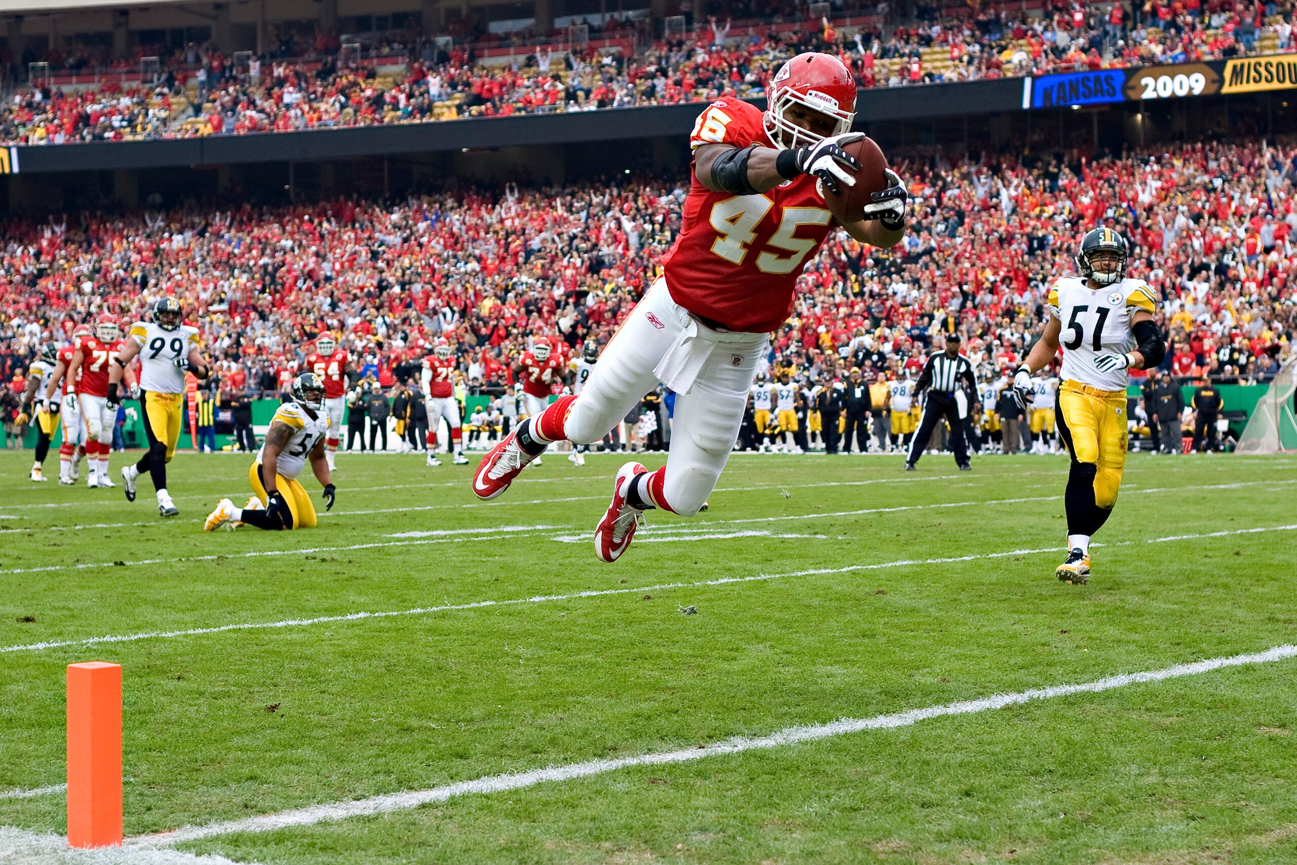 KANSAS CITY, MO - NOVEMBER 22: TIght end Leonard Pope #45 of the Kansas City Chiefs dives into the end zone for a touchdown against the Pittsburgh Steelers at Arrowhead Stadium on November 22, 2009 in Kansas City, Missouri.  The Chiefs defeated the Steele