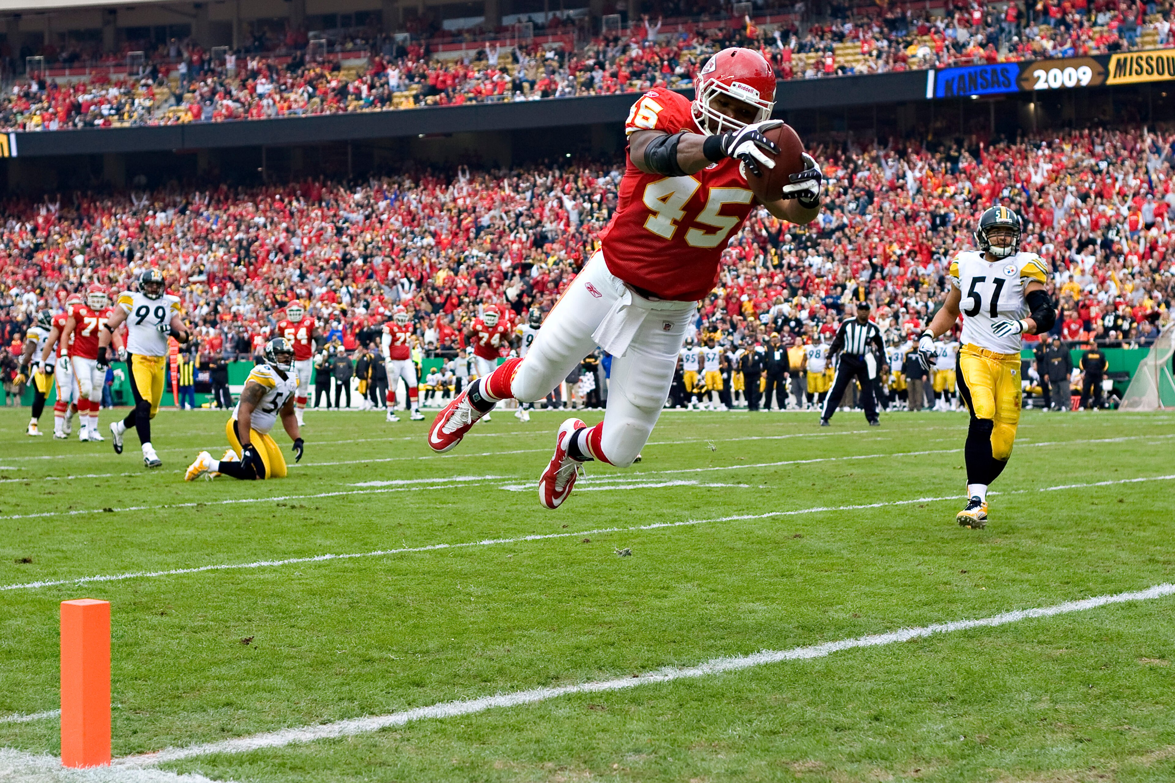 KANSAS CITY, MO - NOVEMBER 22: TIght end Leonard Pope #45 of the Kansas City Chiefs dives into the end zone for a touchdown against the Pittsburgh Steelers at Arrowhead Stadium on November 22, 2009 in Kansas City, Missouri.  The Chiefs defeated the Steele
