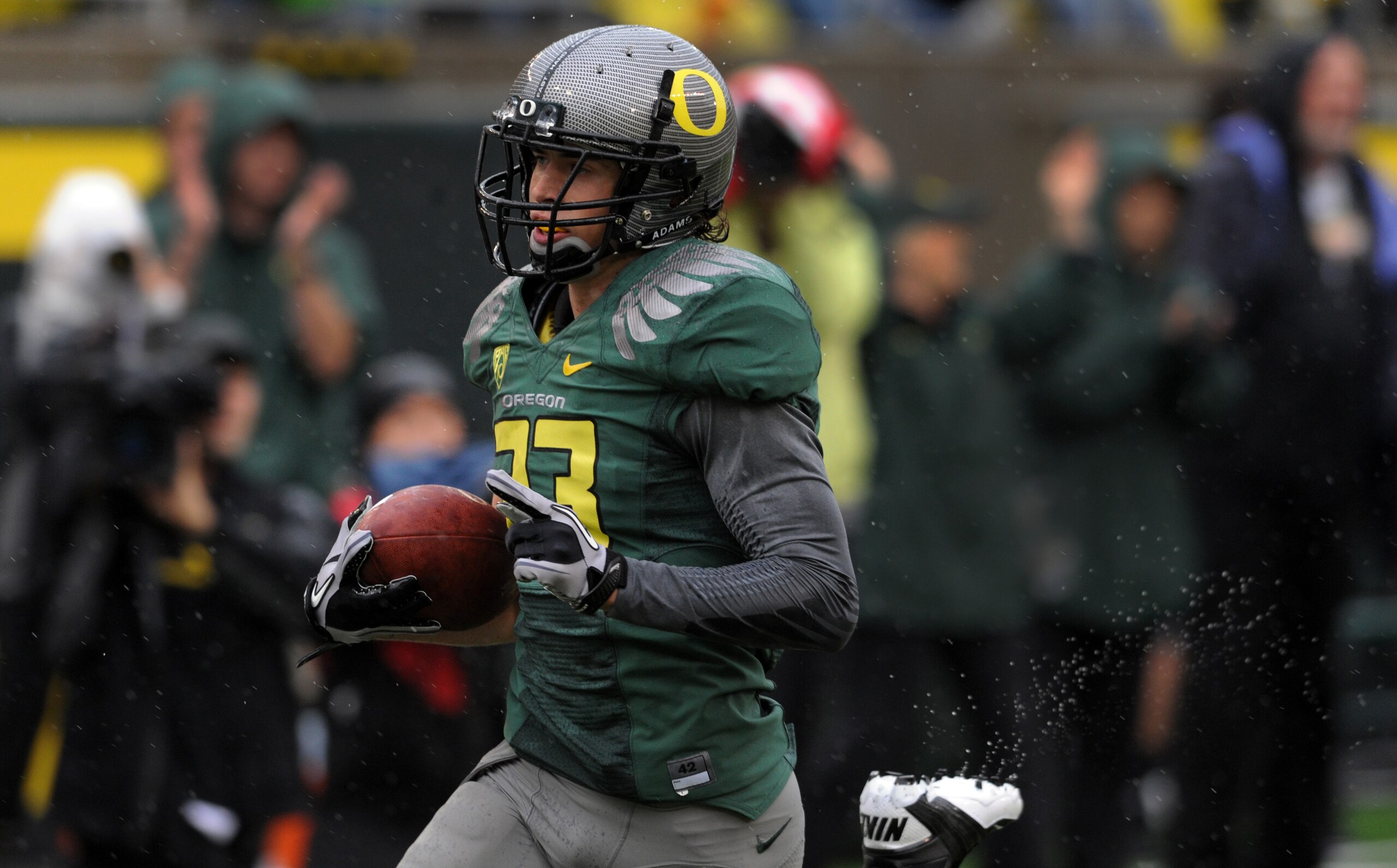 EUGENE, OR - SEPTEMBER 18: Wide receiver Jeff Maehl #23 of the Oregon Ducks heads for the end zone for a touchdown in the first quarter of the game against the the Portland State Vikings at Autzen Stadium on September 18, 2010 in Eugene, Oregon.  Oregon w