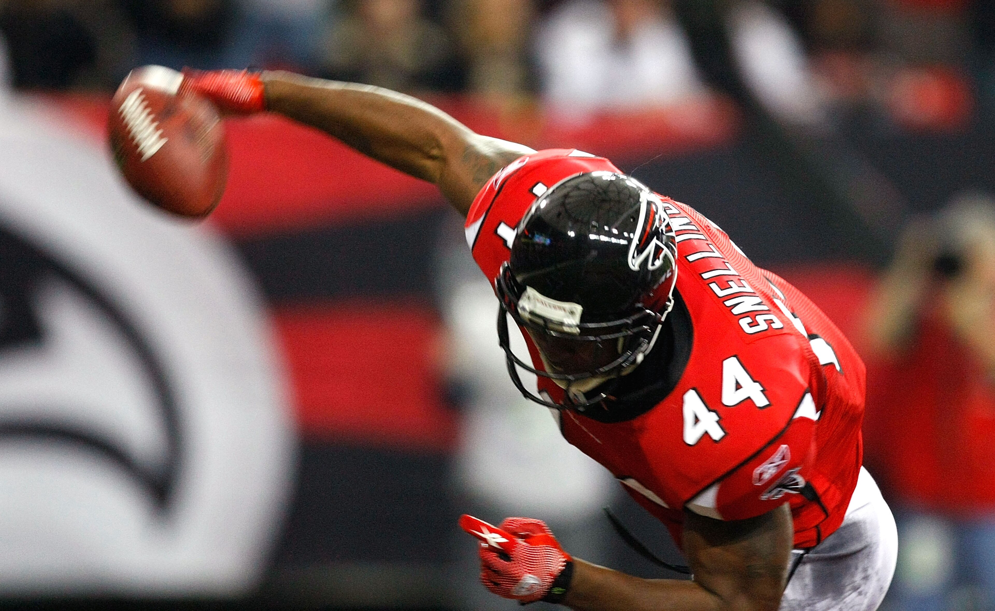ATLANTA - DECEMBER 13:  Jason Snelling #44 of the Atlanta Falcons celebrates his touchdown against the New Orleans Saints at Georgia Dome on December 13, 2009 in Atlanta, Georgia. The Saints won 26-23.  (Photo by Kevin C. Cox/Getty Images)