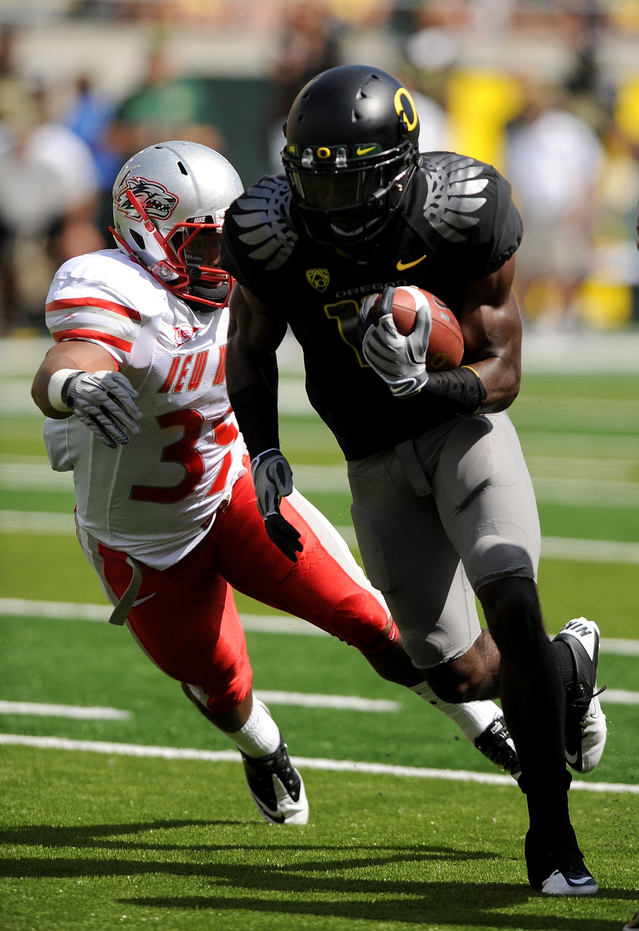 EUGENE, OR - SEPTEMBER 04:  Wide receiver Drew Davis #10 of the Oregon Ducks eludes the tackle of linebacker Joe Stoner #39 of the New Mexico Lobos and heads up the field with a pass reception in the first quarter of the game at Autzen Stadium on Septembe