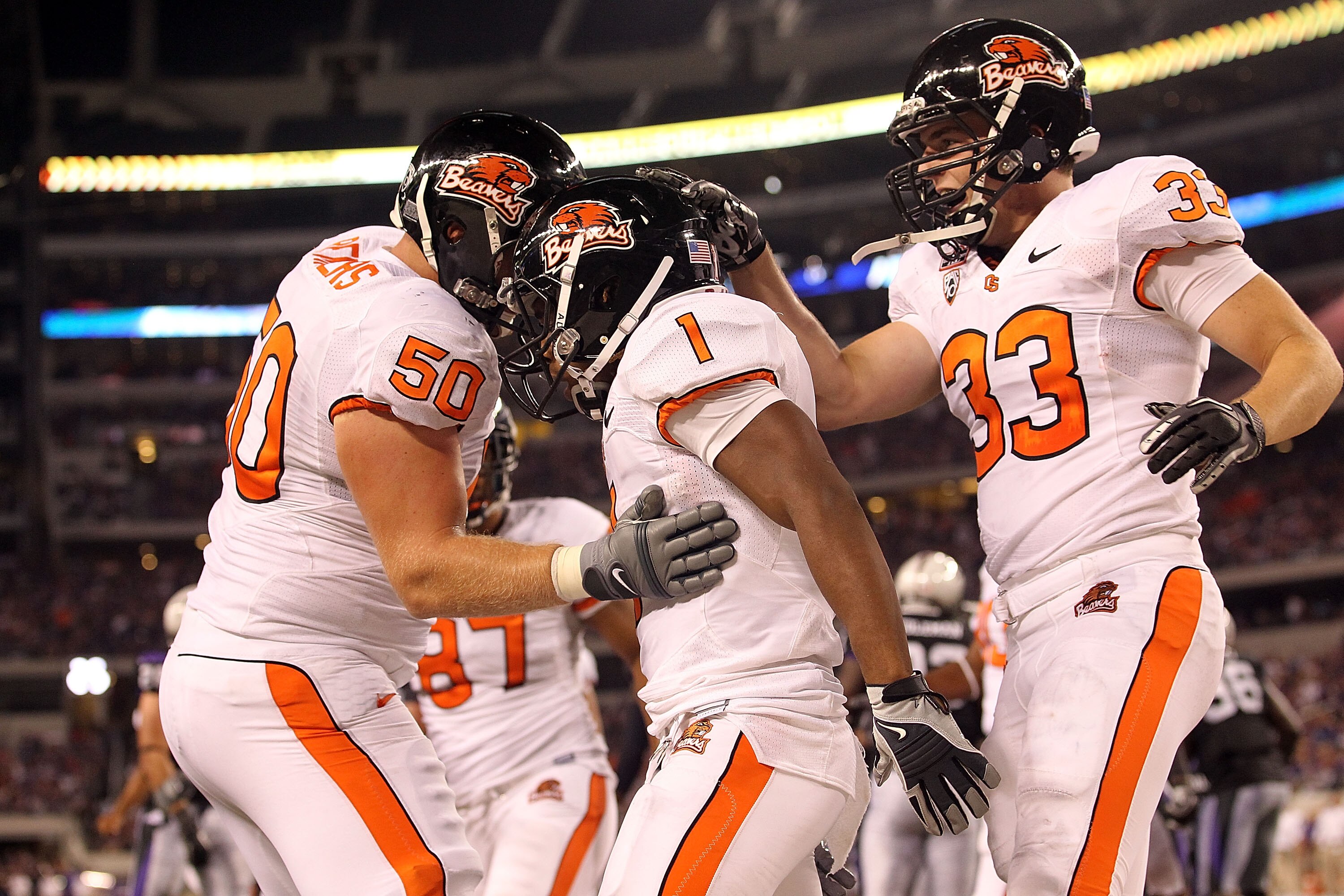 ARLINGTON, TX - SEPTEMBER 04:  (L-R) Mike Remmers #50, Jacquizz Rodgers #1 and Will Darkins #33 of the Oregon State Beavers at Cowboys Stadium on September 4, 2010 in Arlington, Texas.  (Photo by Ronald Martinez/Getty Images)