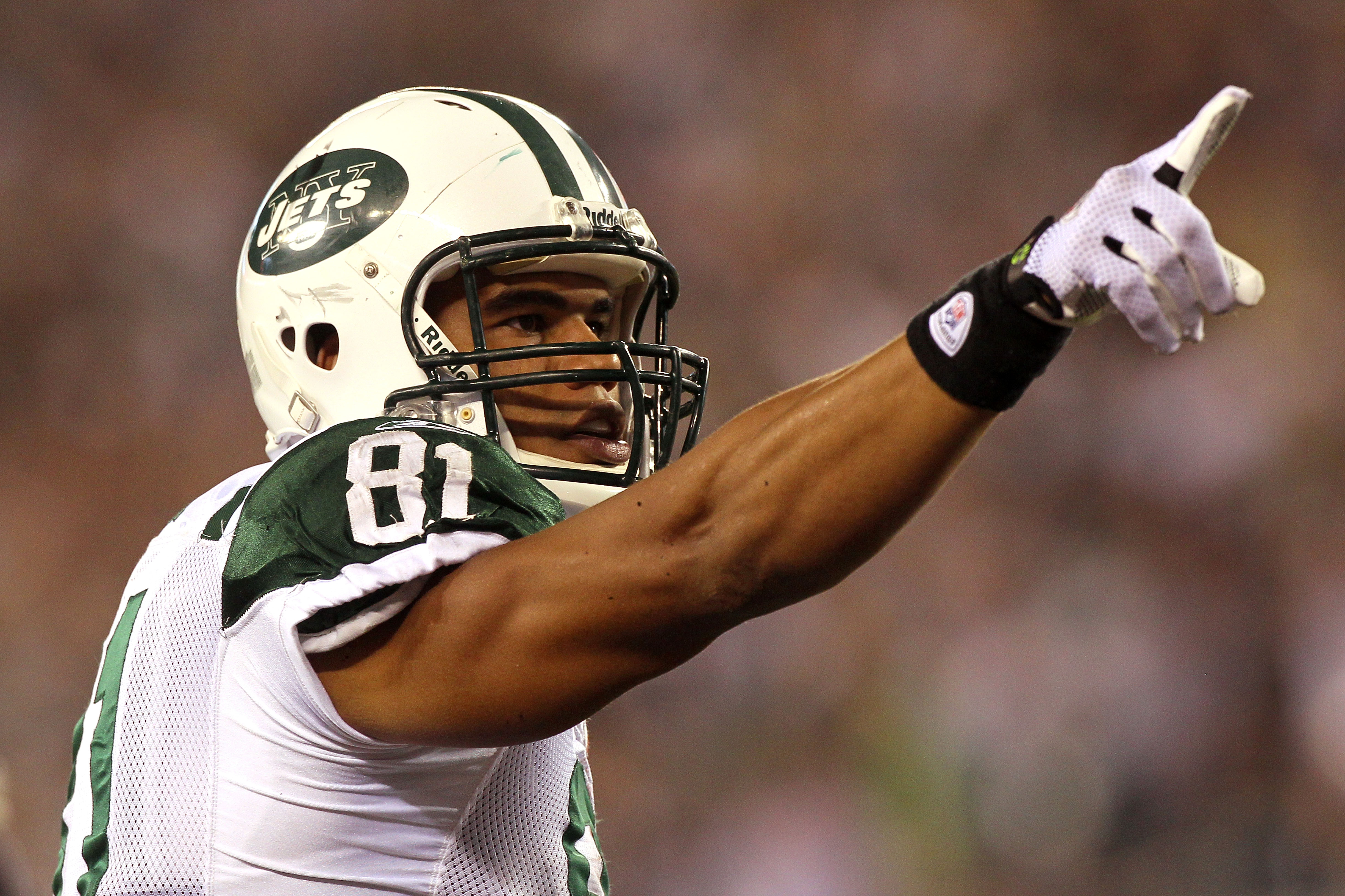 EAST RUTHERFORD, NJ - SEPTEMBER 13:  Dustin Keller #81 of the New York Jets reacts after a play against the Baltimore Ravens during their home opener at the New Meadowlands Stadium on September 13, 2010 in East Rutherford, New Jersey.  (Photo by Jim McIsa