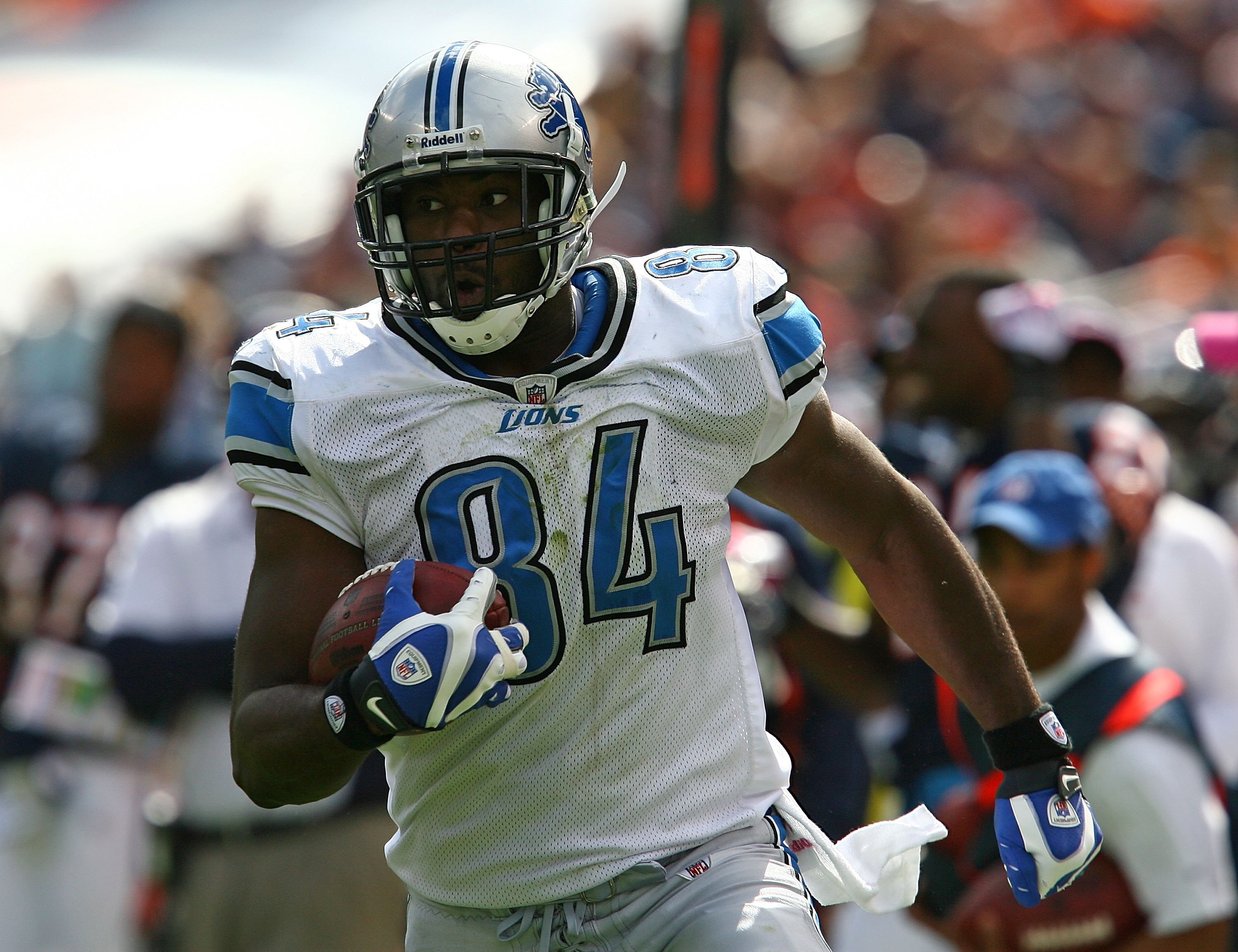 CHICAGO - OCTOBER 04: Brandon Pettigrew #84 of the Detroit Lions runs with the ball against the Chicago Bears on October 4, 2009 at Soldier Field in Chicago, Illinois. The Bears defeated the Lions 48-24. (Photo by Jonathan Daniel/Getty Images)
