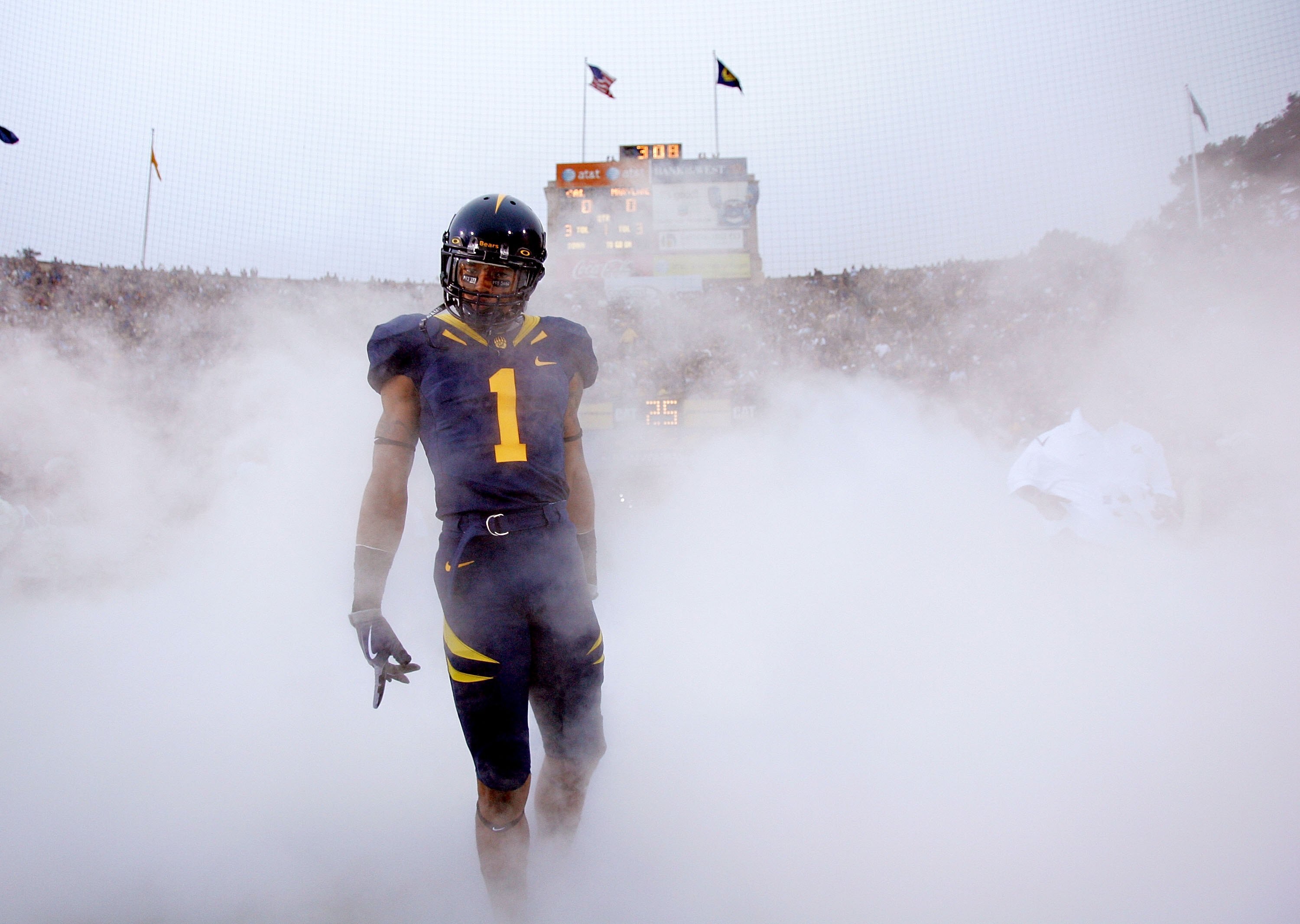 BERKELEY, CA - SEPTEMBER 05:  Marvin Jones #1 of the California Golden Bears runs on to the field for their game against the Maryland Terrapins at California Memorial Stadium on September 5, 2009 in Berkeley, California.  (Photo by Ezra Shaw/Getty Images)