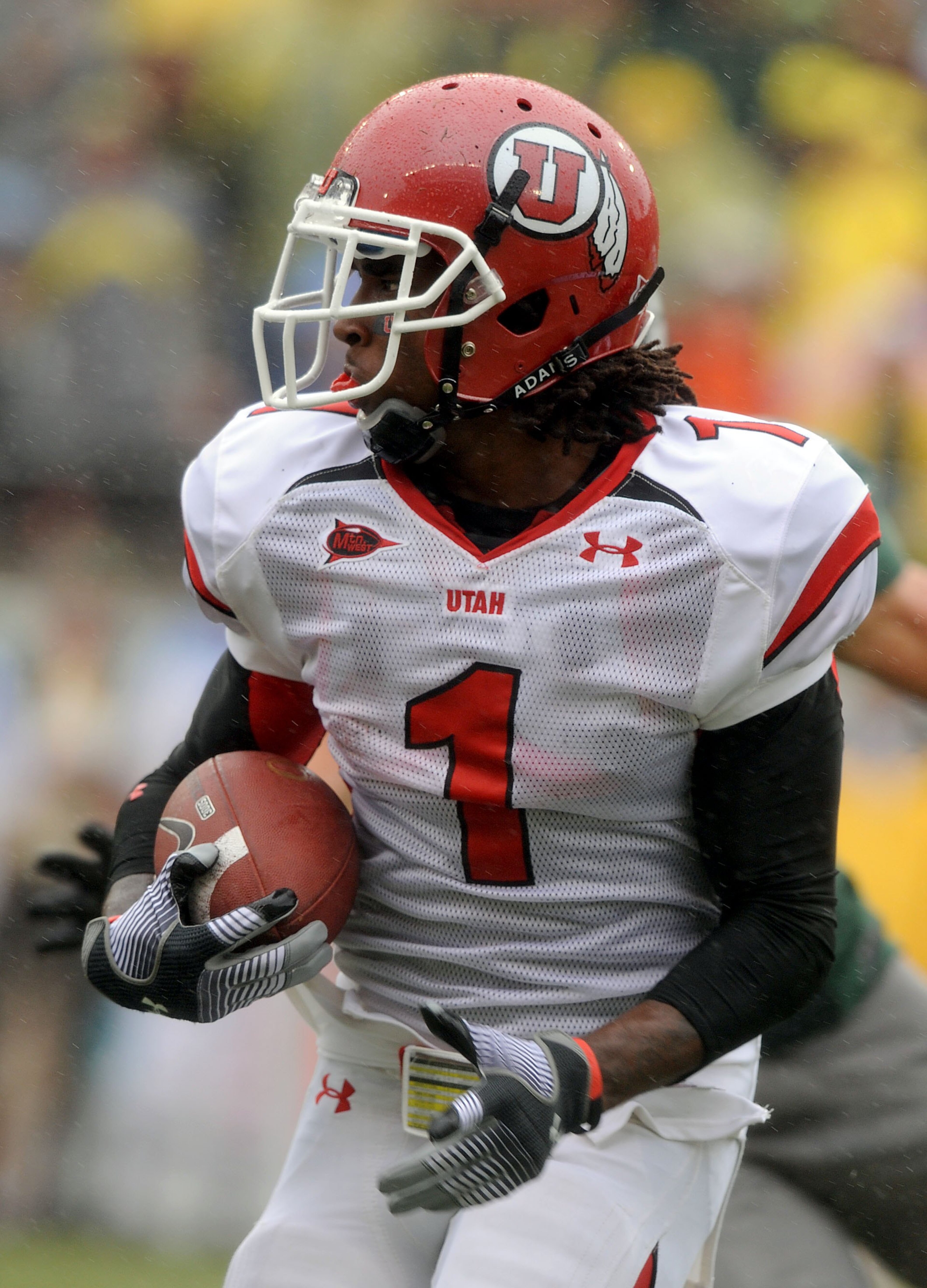 EUGENE, OR - SEPTEMBER 19: Shaky Smithson #1 of the Utah Utes heads upfield as he runs back a kick in the 1st quarter of the game against the Oregon Ducks at Autzen Stadium on September 19, 2009 in Eugene, Oregon. Oregon won the game 31-24. (Photo by Stev
