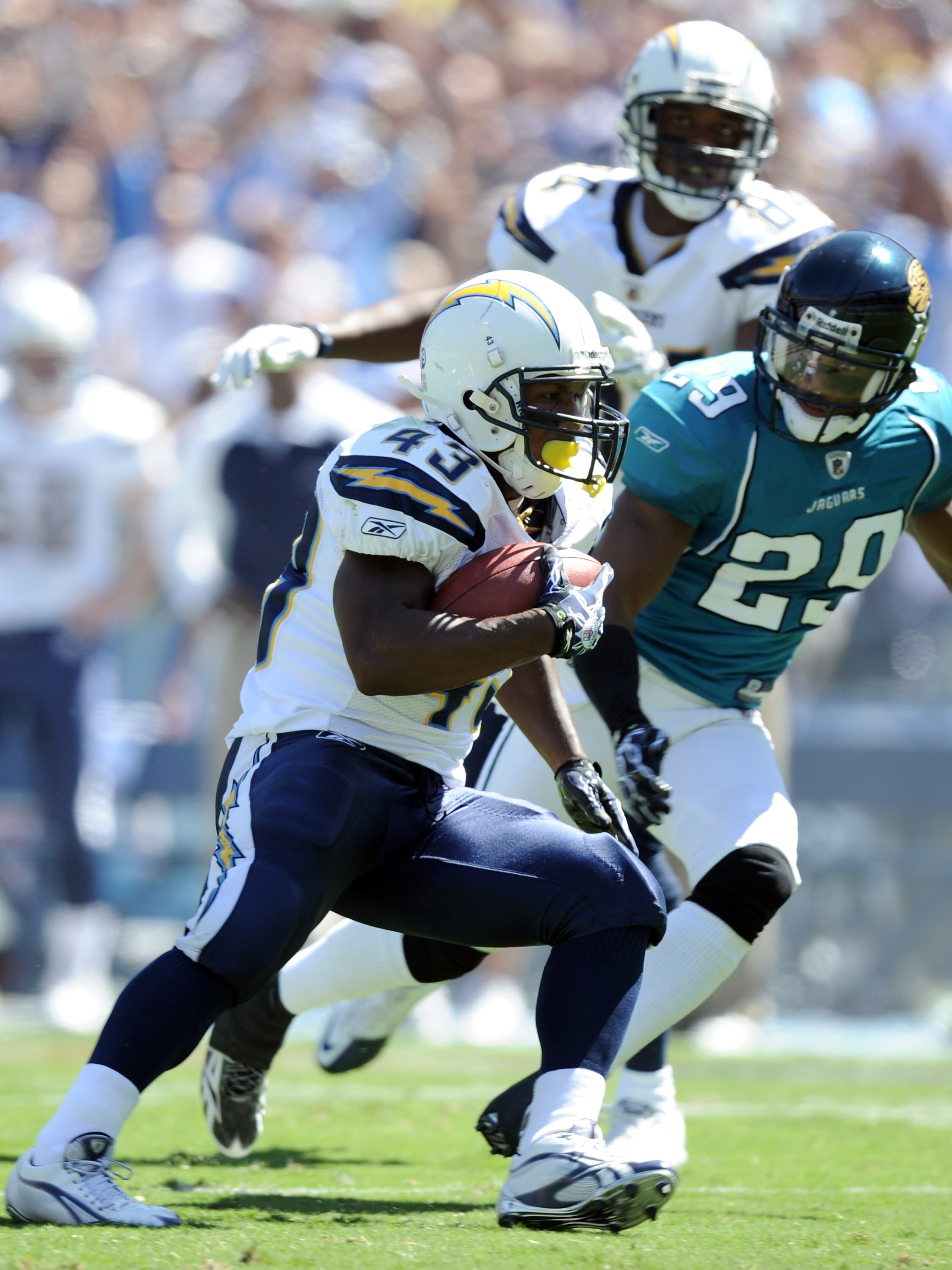 SAN DIEGO - SEPTEMBER 19:  Darren Sproles #43 of the San Diego Chargers runs as he is chased by William Middleton #29 of the Jacksonville Jaguars during the game at Qualcomm Stadium on September 19, 2010 in San Diego, California. The Chargers won 38-13.