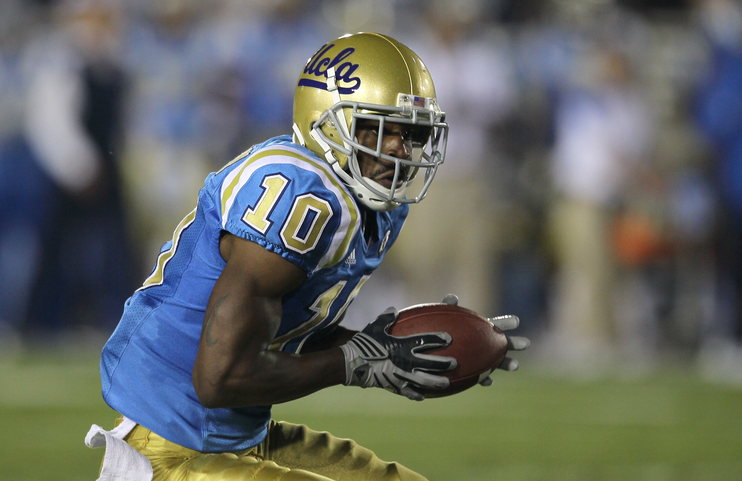 PASADENA, CA - SEPTEMBER 18: Flanker Ricky Marvay #10 of the UCLA Bruins carries the ball against the Houston Cougars at the Rose Bowl on September 18, 2010 in Pasadena, California.   UCLA won 31-13.  (Photo by Stephen Dunn/Getty Images)