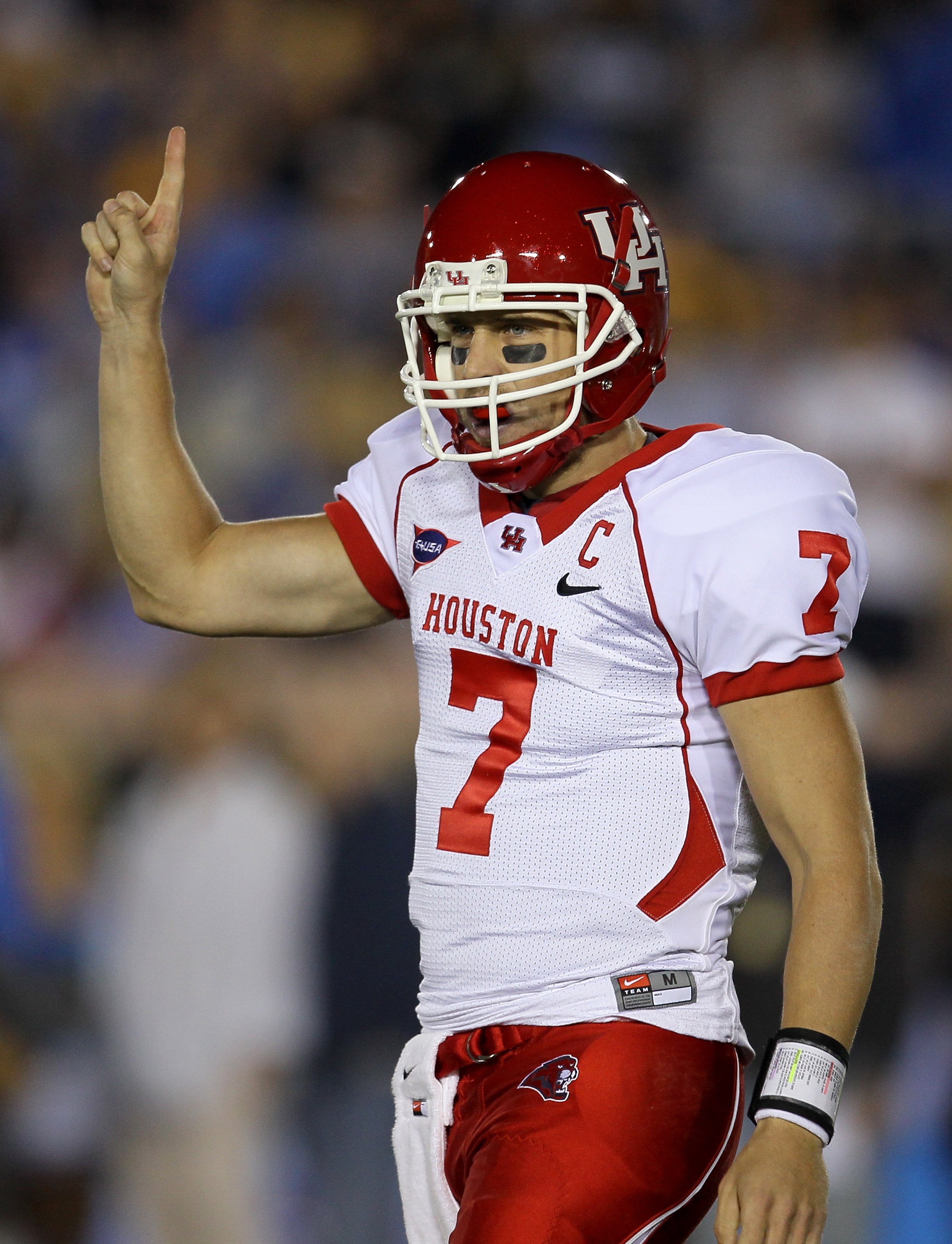 PASADENA, CA - SEPTEMBER 18:  Quarterback Case Keenum #7 of the Houston Cougars signals in the game against the UCLA Bruins in the second quarter at the Rose Bowl on September 18, 2010 in Pasadena, California.  UCLA won 31-13.  (Photo by Stephen Dunn/Gett