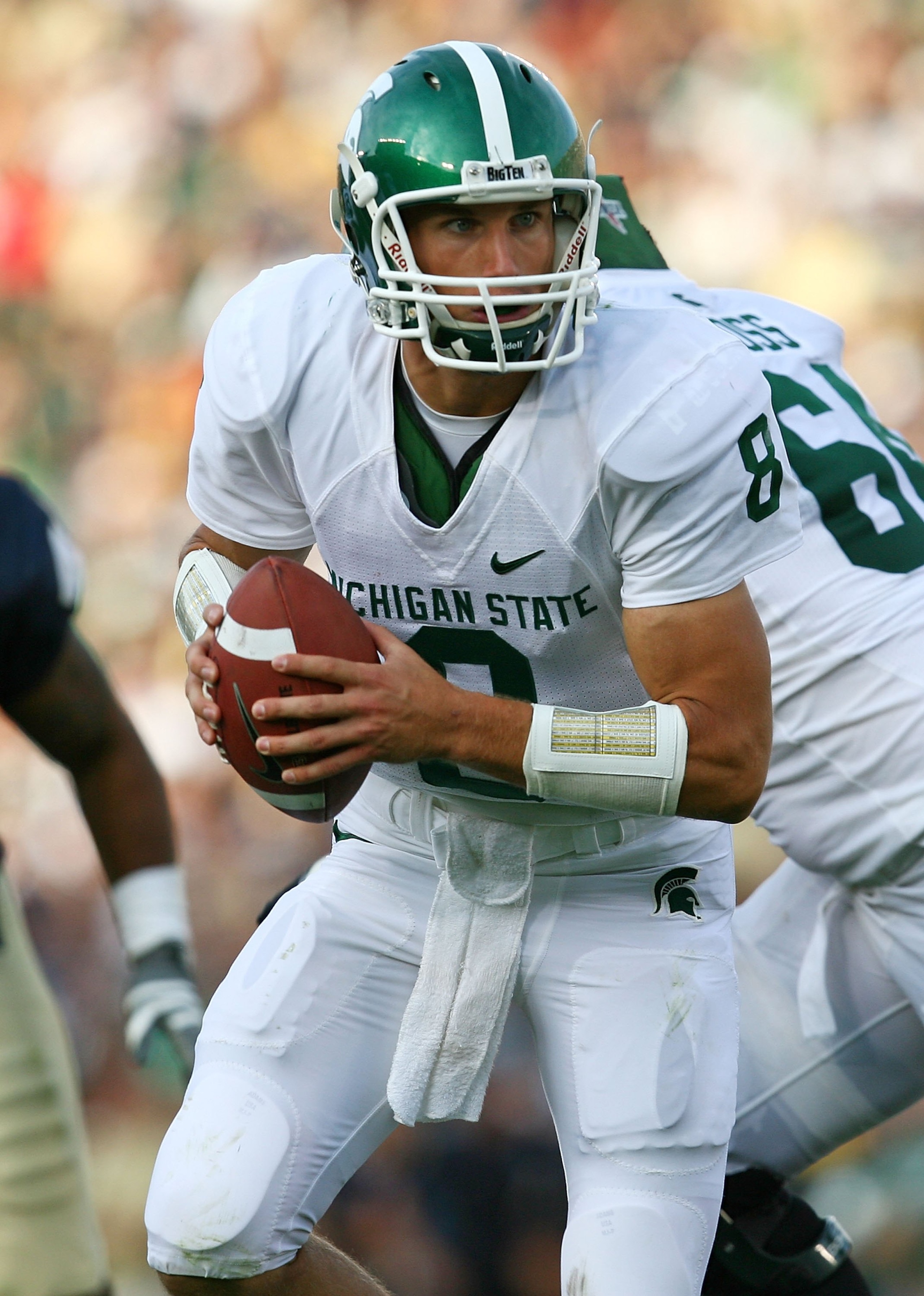 SOUTH BEND, IN - SEPTEMBER 19: Kirk Cousins #8 of the Michigan State Spartans turns to hand off against the Notre Dame Fighting Irish on September 19, 2009 at Notre Dame Stadium in South Bend, Indiana. Notre Dame defeated Michigan State 33-30. (Photo by J