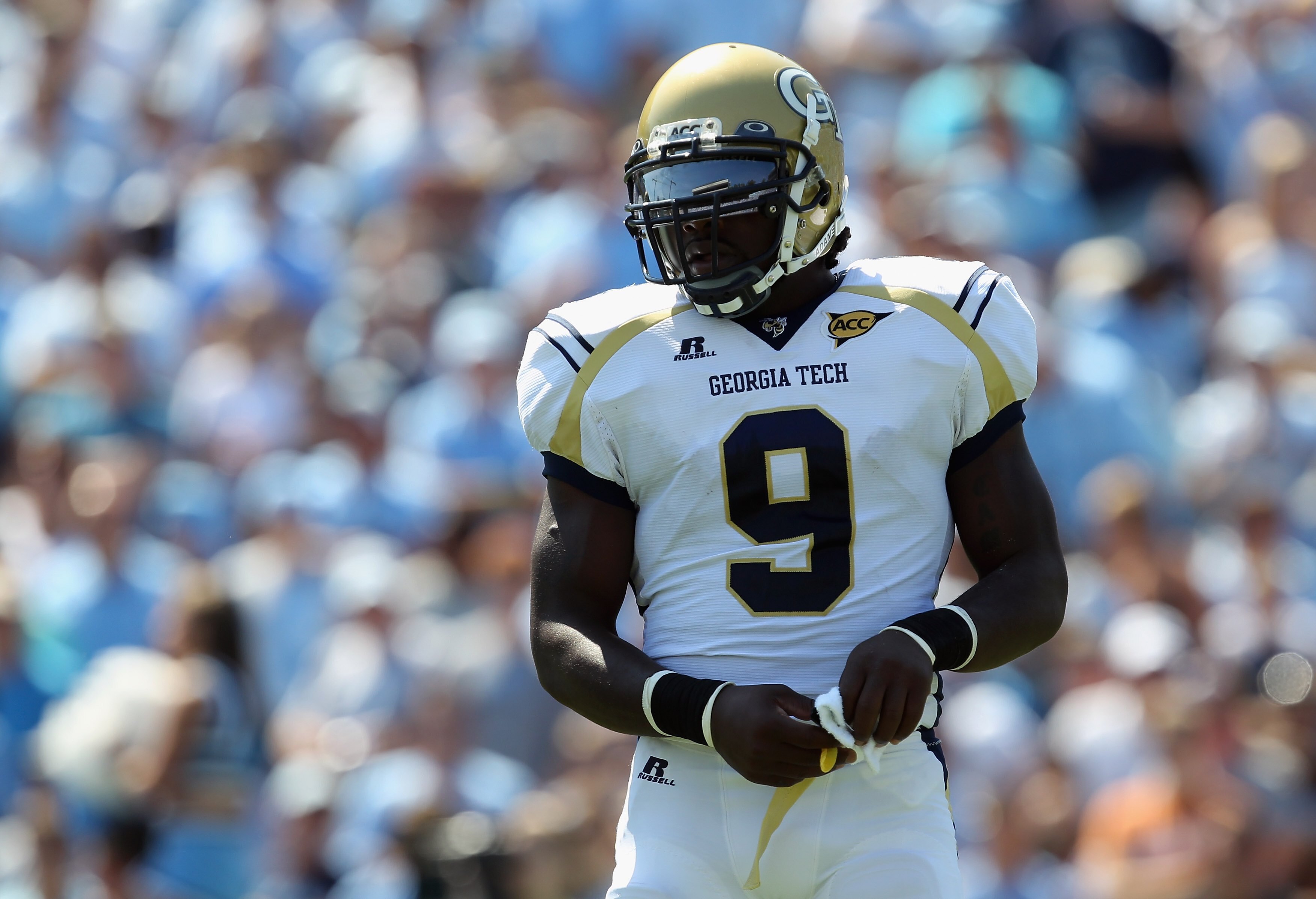 CHAPEL HILL, NC - SEPTEMBER 18:  Joshua Nesbitt #9 of the Georgia Tech Yellow Jackets against the North Carolina Tar Heels during their game at Kenan Stadium on September 18, 2010 in Chapel Hill, North Carolina.  (Photo by Streeter Lecka/Getty Images)