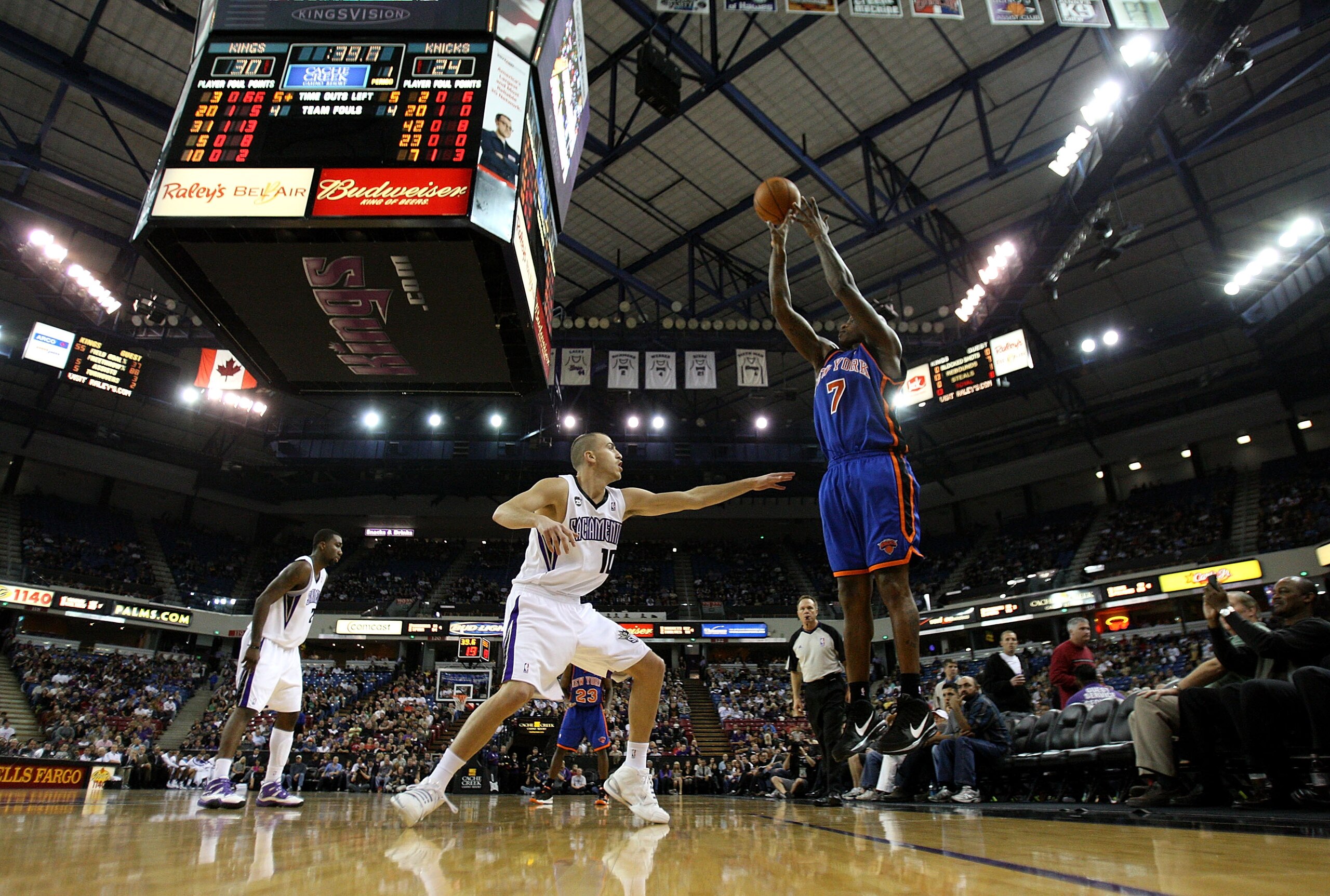 SACRAMENTO, CA - NOVEMBER 25:  Al Harrington #7 of the New York Knicks shoots against Sergio Rodriguez #10 of the Sacramento Kings on November 25, 2009 at ARCO Arena in Sacramento, California. NOTE TO USER: User expressly acknowledges and agrees that, by