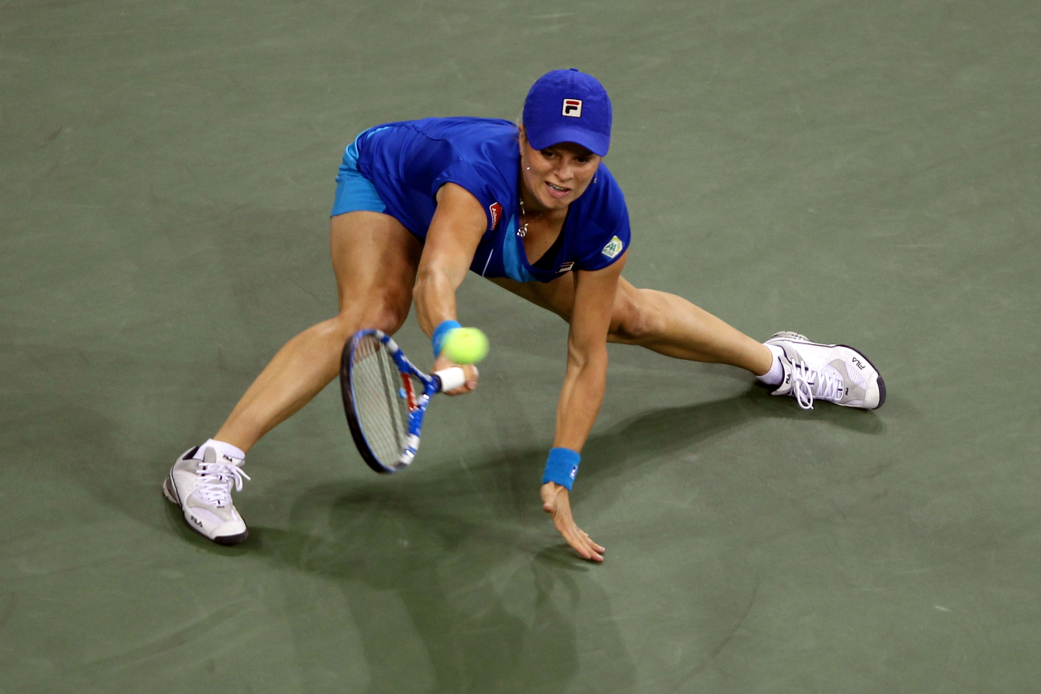 NEW YORK - SEPTEMBER 11:  Kim Clijsters of Belguim returns a shot against Vera Zvonareva of Russia during her women's singles final on day thirteen of the 2010 U.S. Open at the USTA Billie Jean King National Tennis Center on September 11, 2010 in the Flus