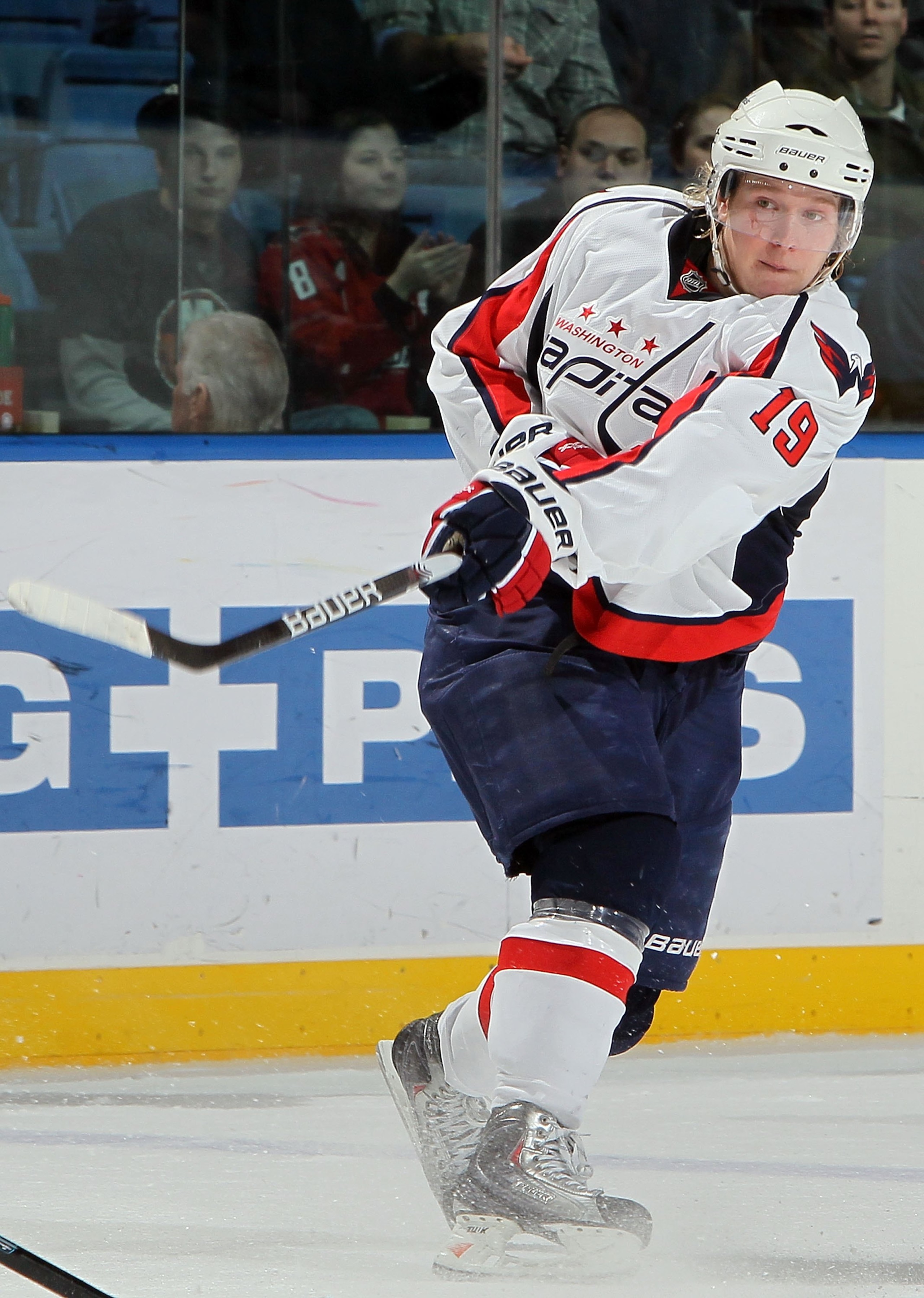 UNIONDALE, NY - JANUARY 26:  Nicklas Backstrom #19 of the Washington Capitals skates against the New York Islanders on January 26, 2010 at Nassau Coliseum in Uniondale, New York.  (Photo by Jim McIsaac/Getty Images)