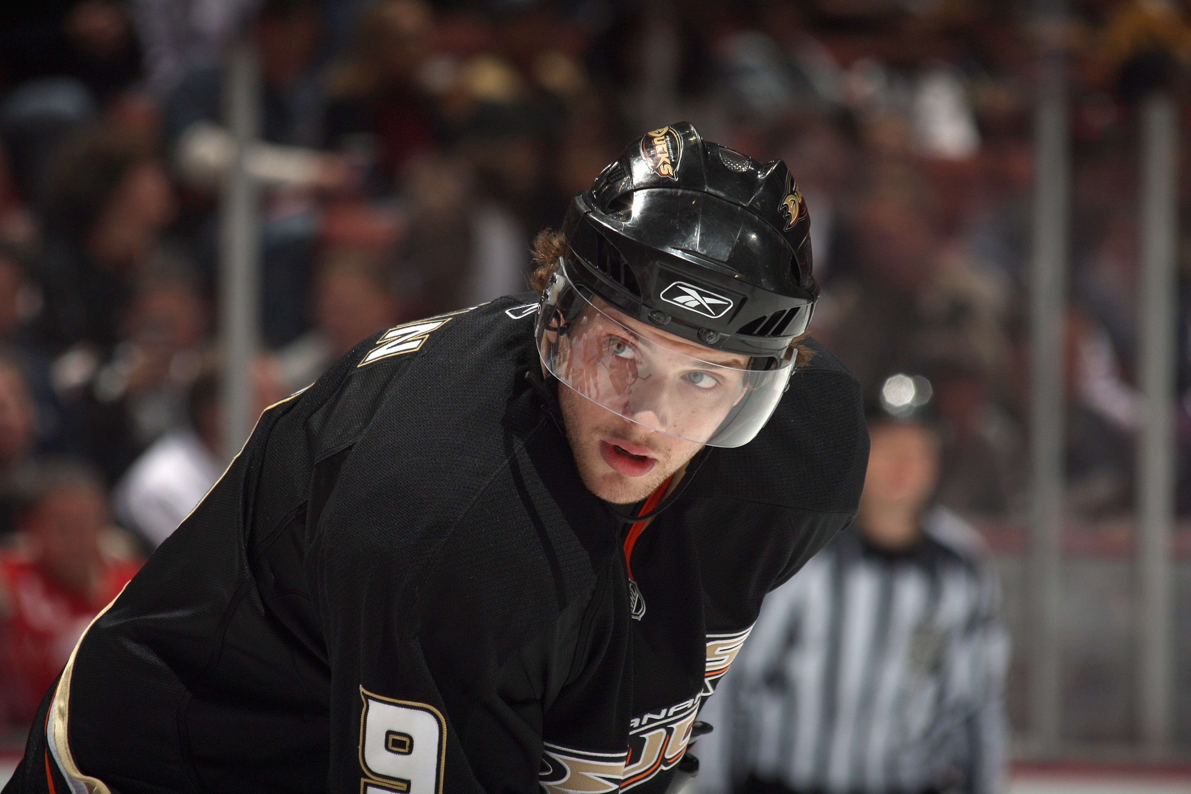 ANAHEIM, CA - JANUARY 05:  Bobby Ryan #9 of the Anaheim Ducks gets ready on the ice during the game against the Detroit Red Wings at the  Honda Center on January 5, 2010 in Anaheim, California.  (Photo by Bruce Bennett/Getty Images)
