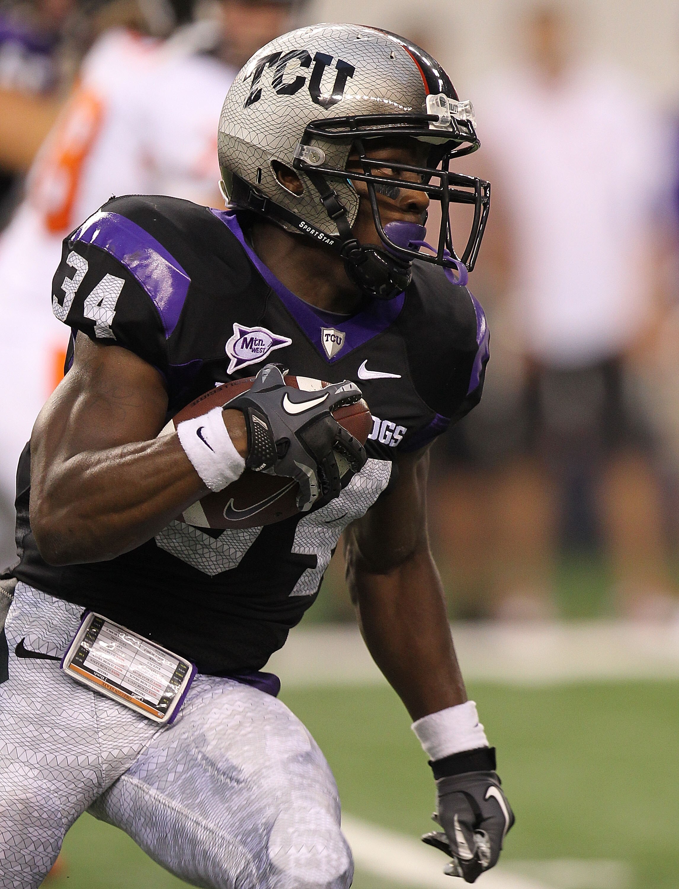 ARLINGTON, TX - SEPTEMBER 04:  Tailback Ed Wesley #34 of the TCU Horned Frogs runs the ball against the Oregon State Beavers at Cowboys Stadium on September 4, 2010 in Arlington, Texas.  (Photo by Ronald Martinez/Getty Images)