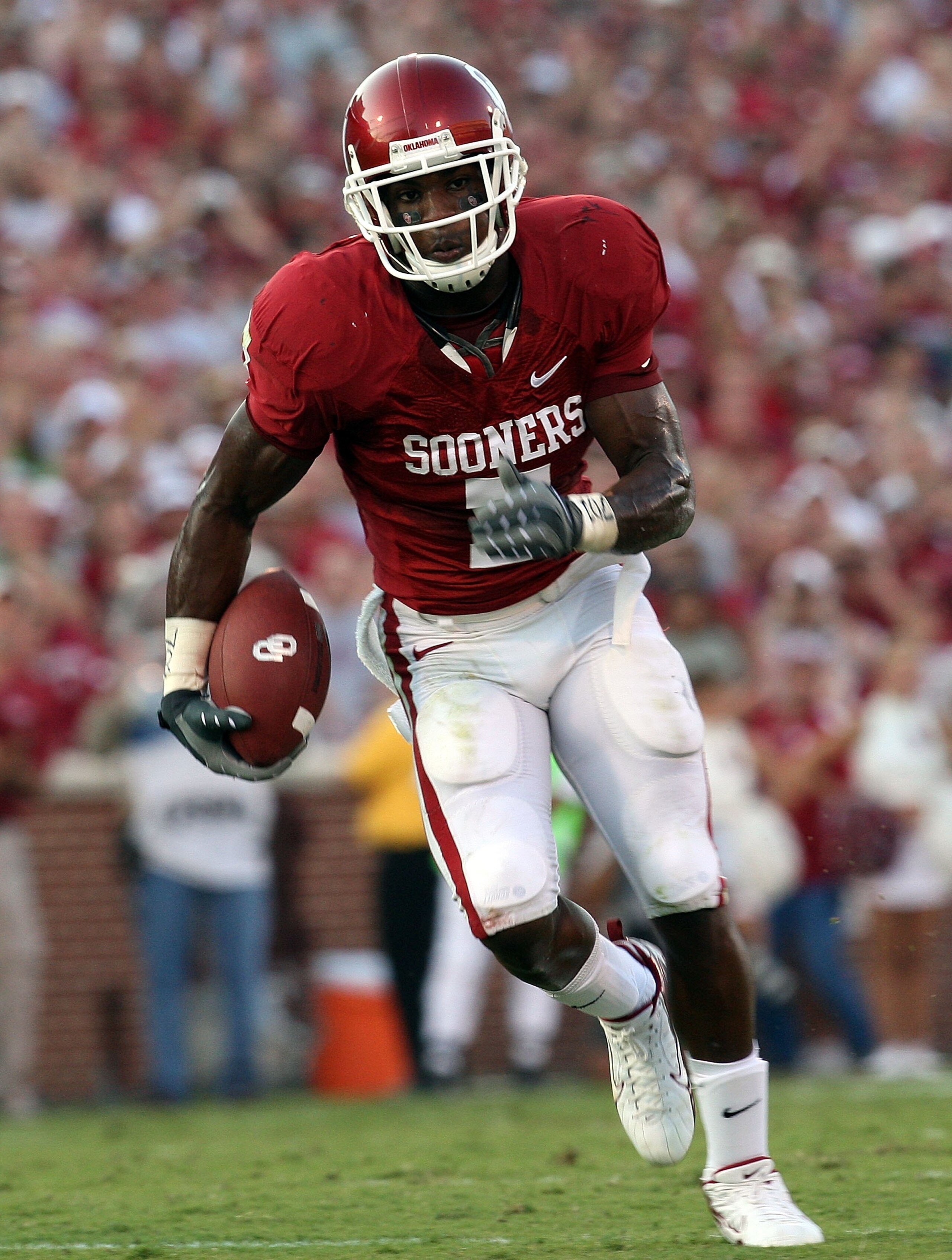 NORMAN, OK - SEPTEMBER 27:  Running back DeMarco Murray #7 of the Oklahoma Sooners during play against the TCU Horned Frogs at Memorial Stadium on September 27, 2008 in Norman, Oklahoma.  (Photo by Ronald Martinez/Getty Images)