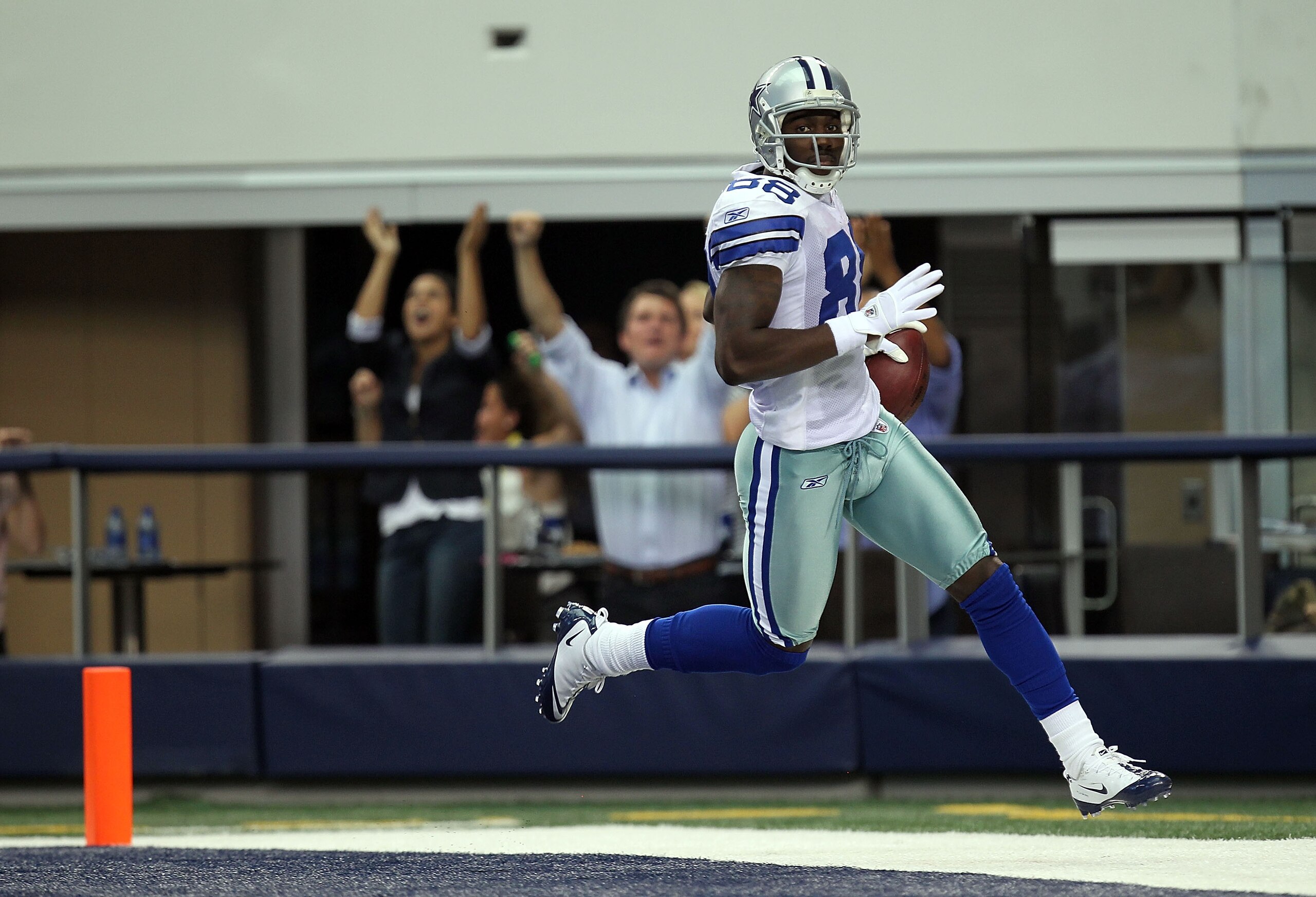 ARLINGTON, TX - SEPTEMBER 19:  Dez Bryant #88 of the Dallas Cowboys runs a 62 yard punt return for a touchdown against the Chicago Bears at Cowboys Stadium on September 19, 2010 in Arlington, Texas.  (Photo by Ronald Martinez/Getty Images)