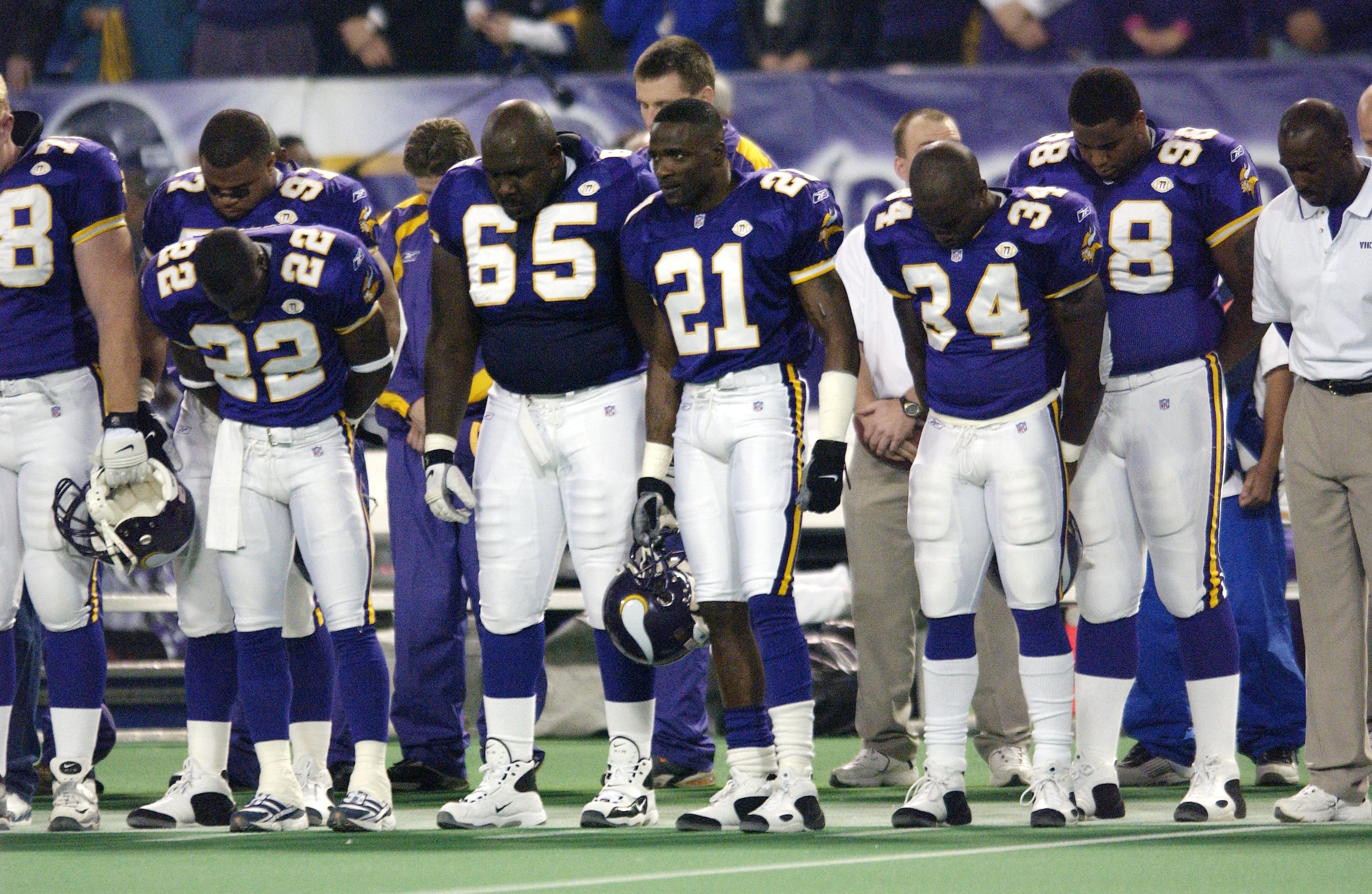 09 Dec 2001 : Players of the Minnesota Vikings hold a moment of silence in rememberance of teammate Korey Stringer, who died during training camp in the summer ,before the game against the New York Giants at Hubert H. Humphrey Metrodome in Minneapolis, Mi