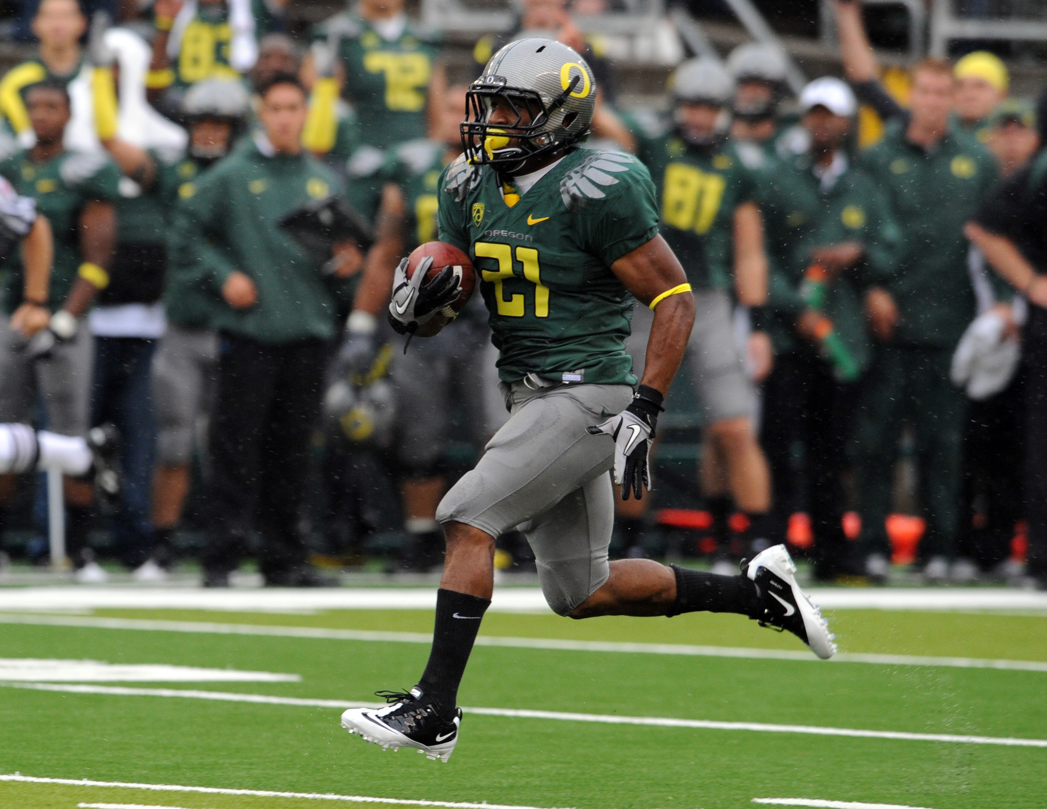 EUGENE, OR - SEPTEMBER 18: Running back LaMichael James #21of the Oregon Ducks heads to the end zone for a touchdown in the first quarter of the game against the Portland State Vikings at Autzen Stadium on September 18, 2010 in Eugene, Oregon. Oregon won 