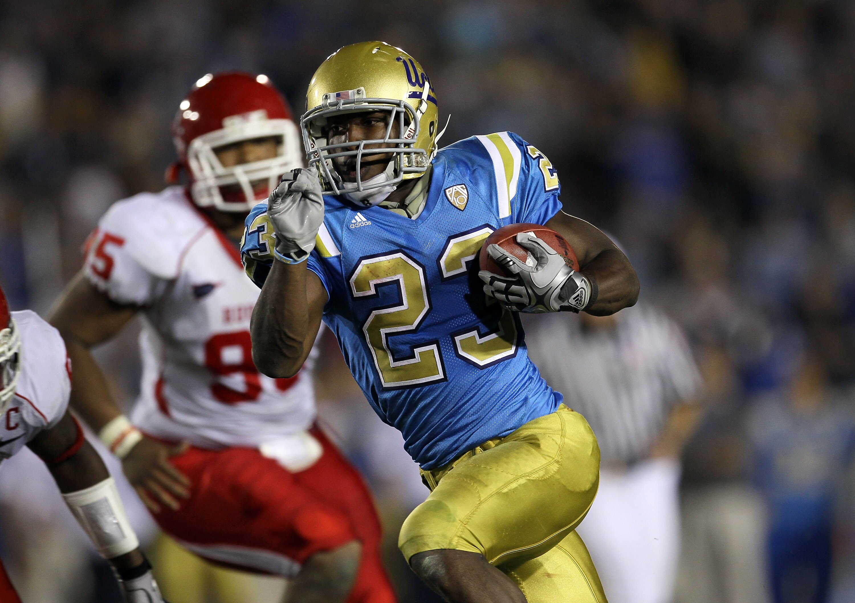 PASADENA, CA - SEPTEMBER 18:  Running back Johnathan Franklin #23 of the UCLA Bruins runs for his third touchdown of the game against the Houston Cougars in the third quarter at the Rose Bowl on September 18, 2010 in Pasadena, California.  (Photo by Steph