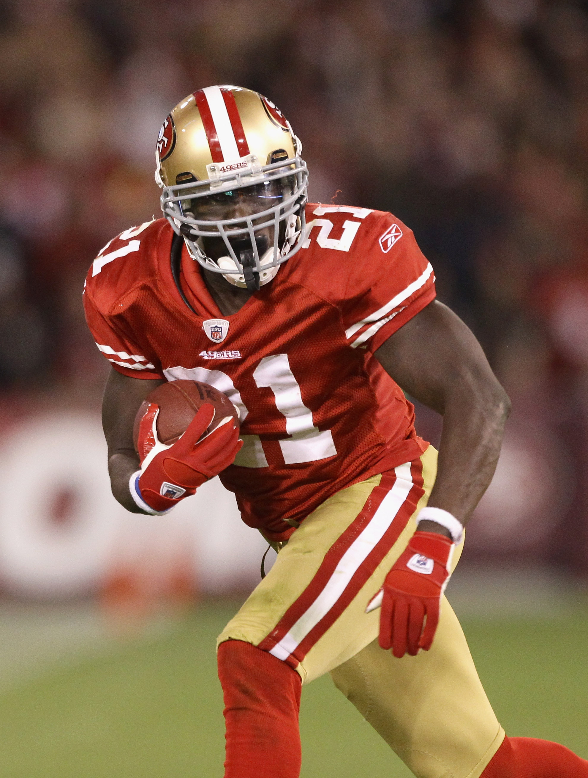 SAN FRANCISCO - SEPTEMBER 20:  Frank Gore #21 of the San Francisco 49ers in action during their game against the New Orleans Saints at Candlestick Park on September 20, 2010 in San Francisco, California.  (Photo by Ezra Shaw/Getty Images)